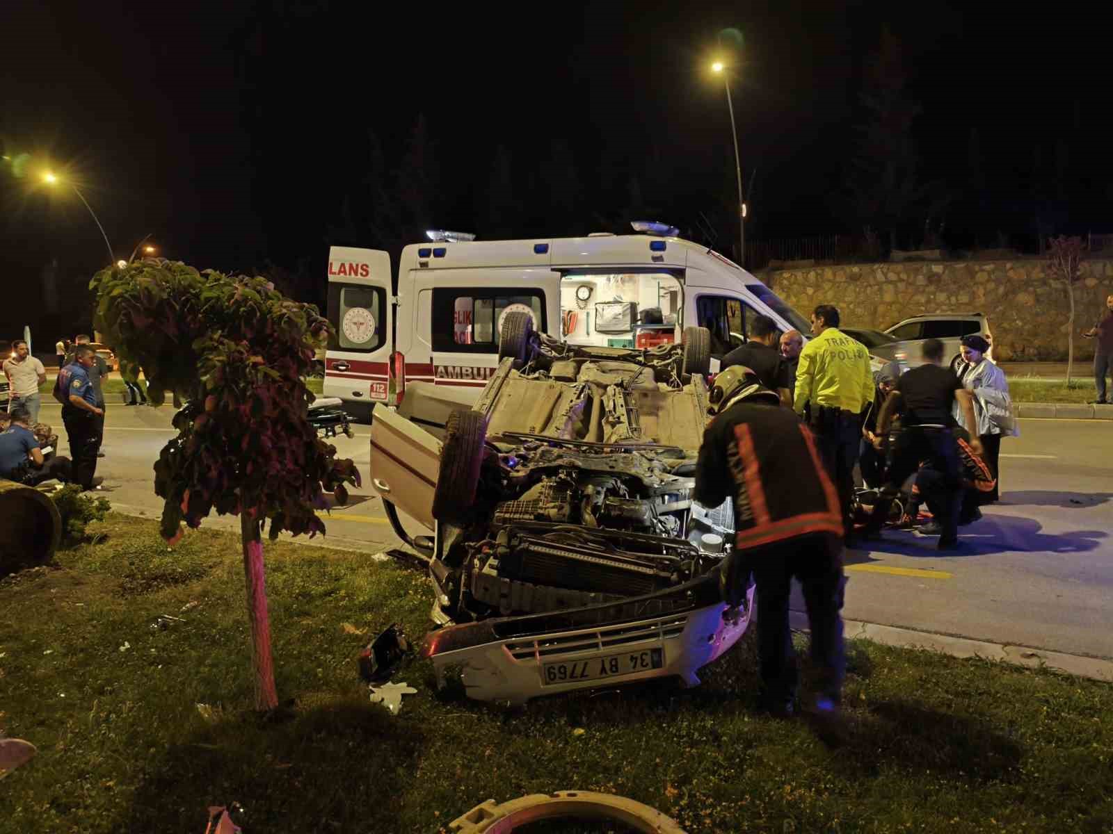 Kontrolden &ccedil;ıkan ara&ccedil; ters d&ouml;nd&uuml;: 2 yaralı