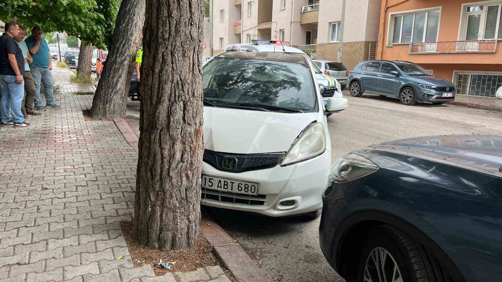 Burdur&rsquo;da otomobil ağaca &ccedil;arptı: 1 yaralı