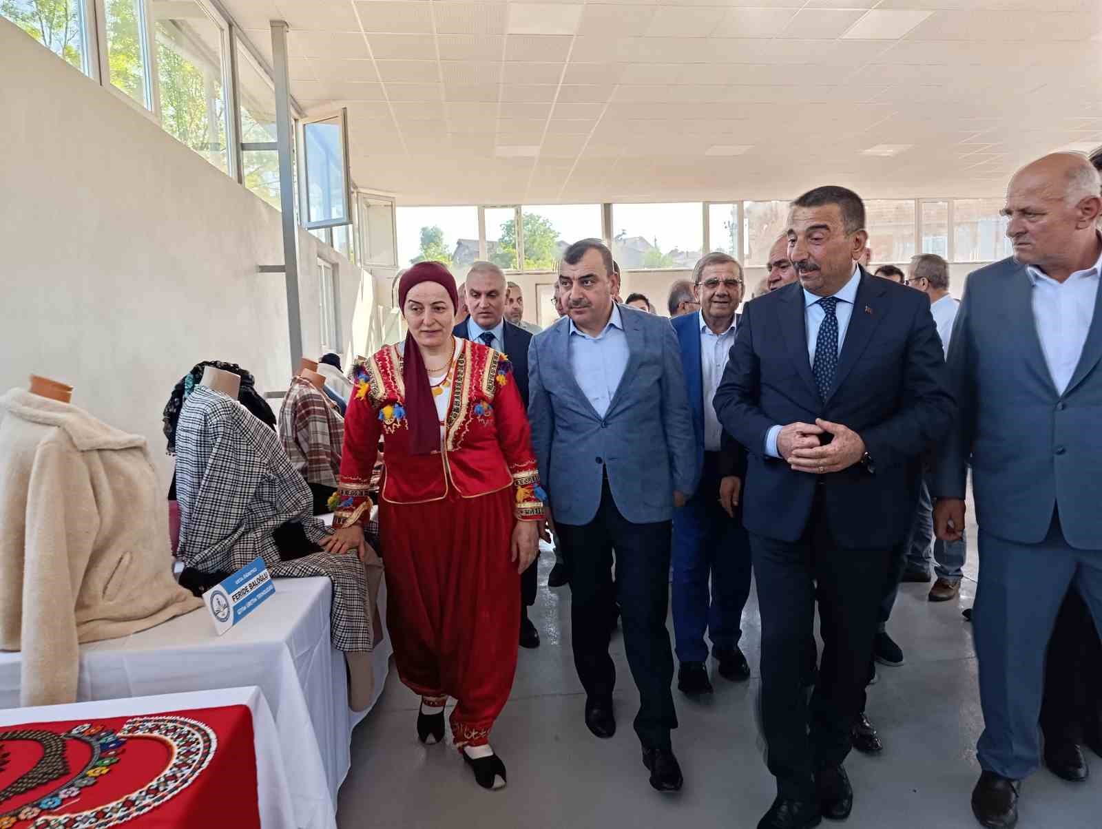 Şehler k&ouml;y&uuml; sosyal tesisleri ile halk eğitim merkezi sergisi beğeni topladı