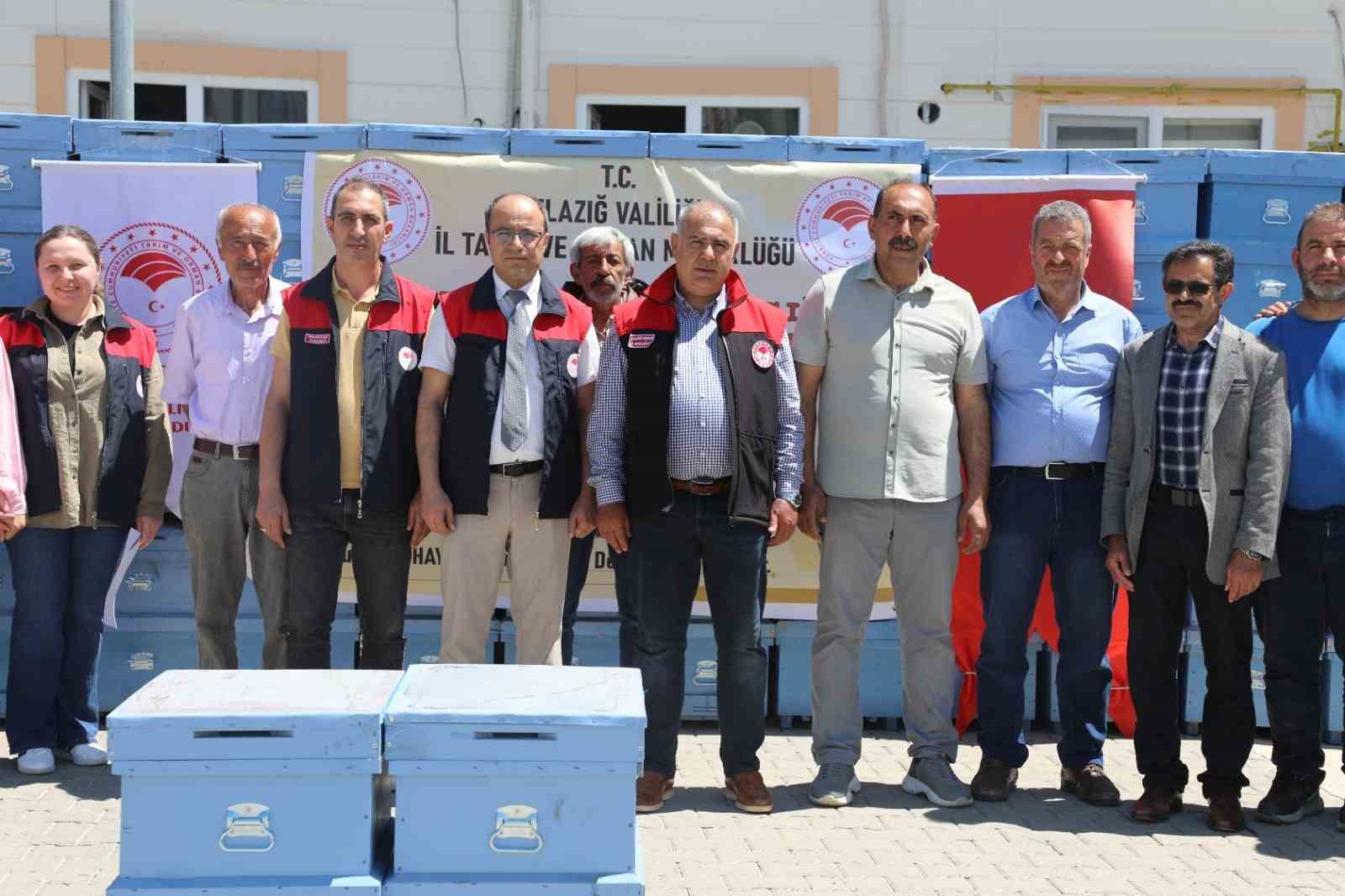 Elazığ&rsquo;da 15 arı yetiştiricisine 150 adet kovan dağıtıldı