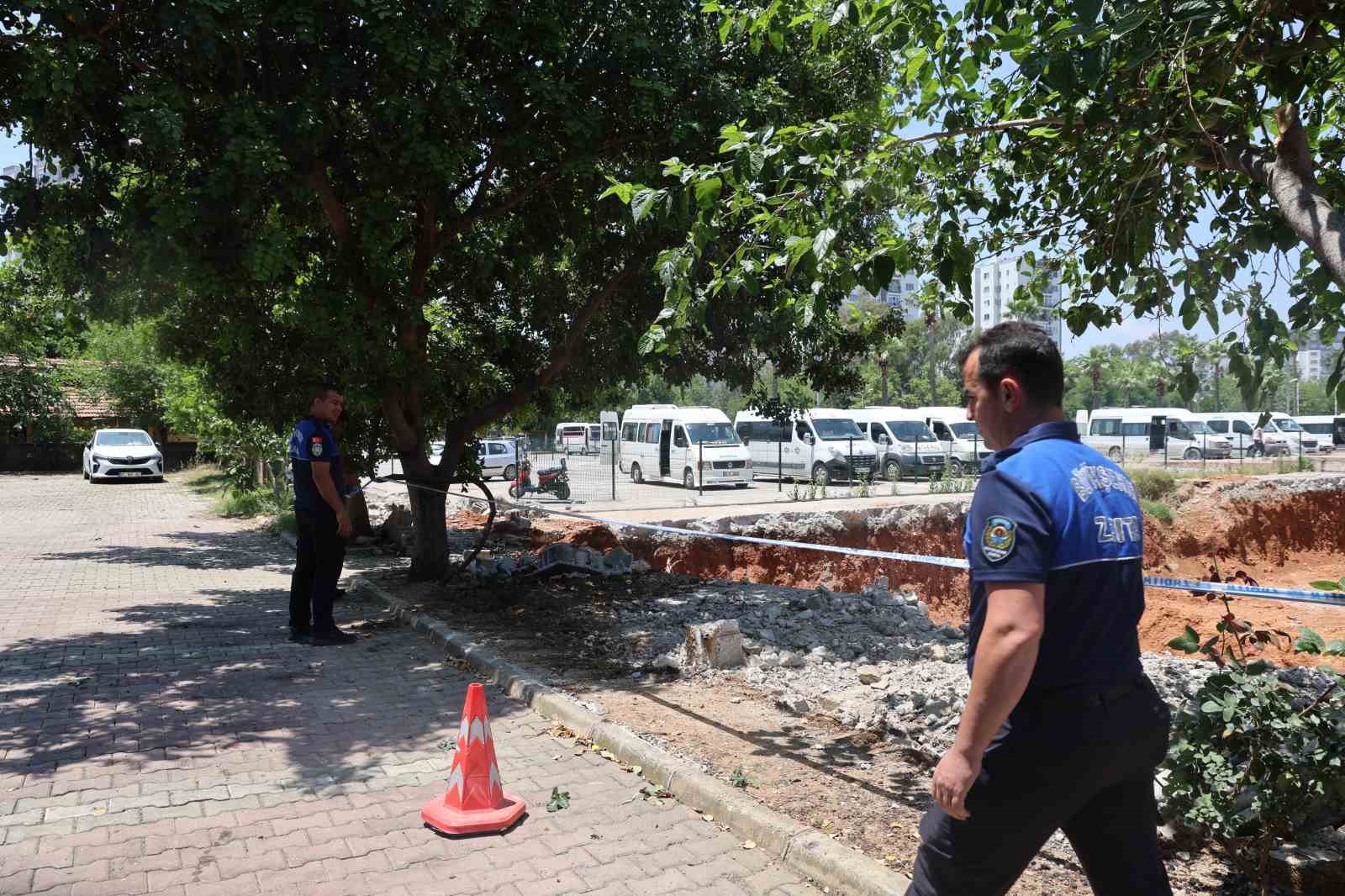 Belediye itfaiye binası i&ccedil;in apartmanın istinat duvarını yıktı