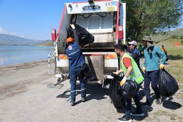 Hazar G&ouml;l&uuml;&rsquo;nde dev temizlik 12 ton atık toplandı