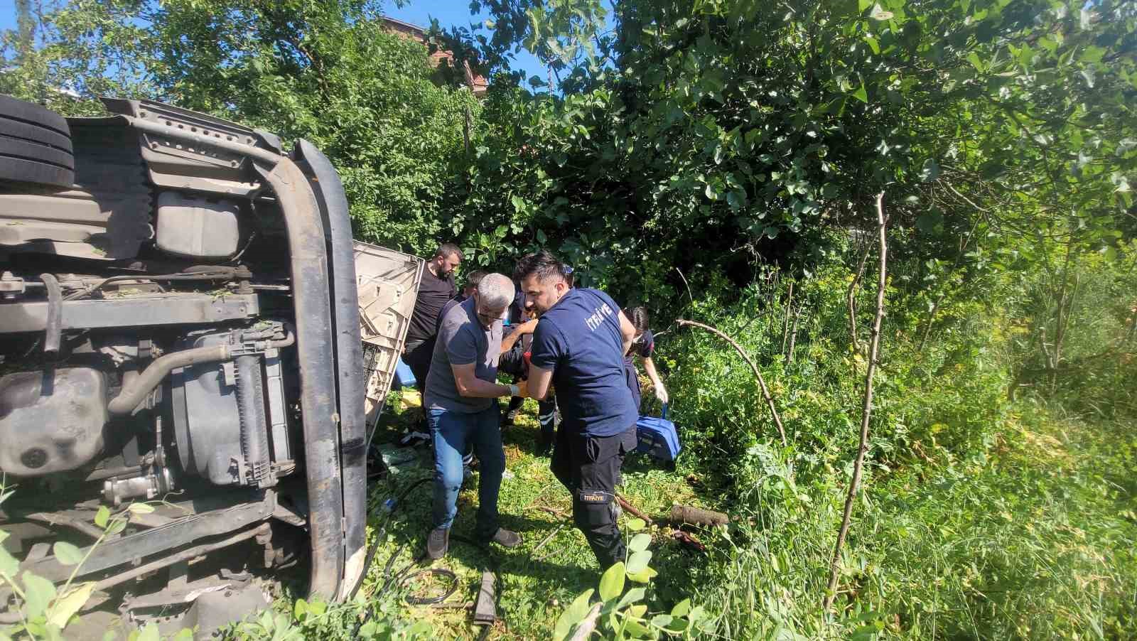 Freni boşalan kamyon devrildi, ekipler s&uuml;r&uuml;c&uuml;y&uuml; kurtarmak i&ccedil;in zamanla yarıştı