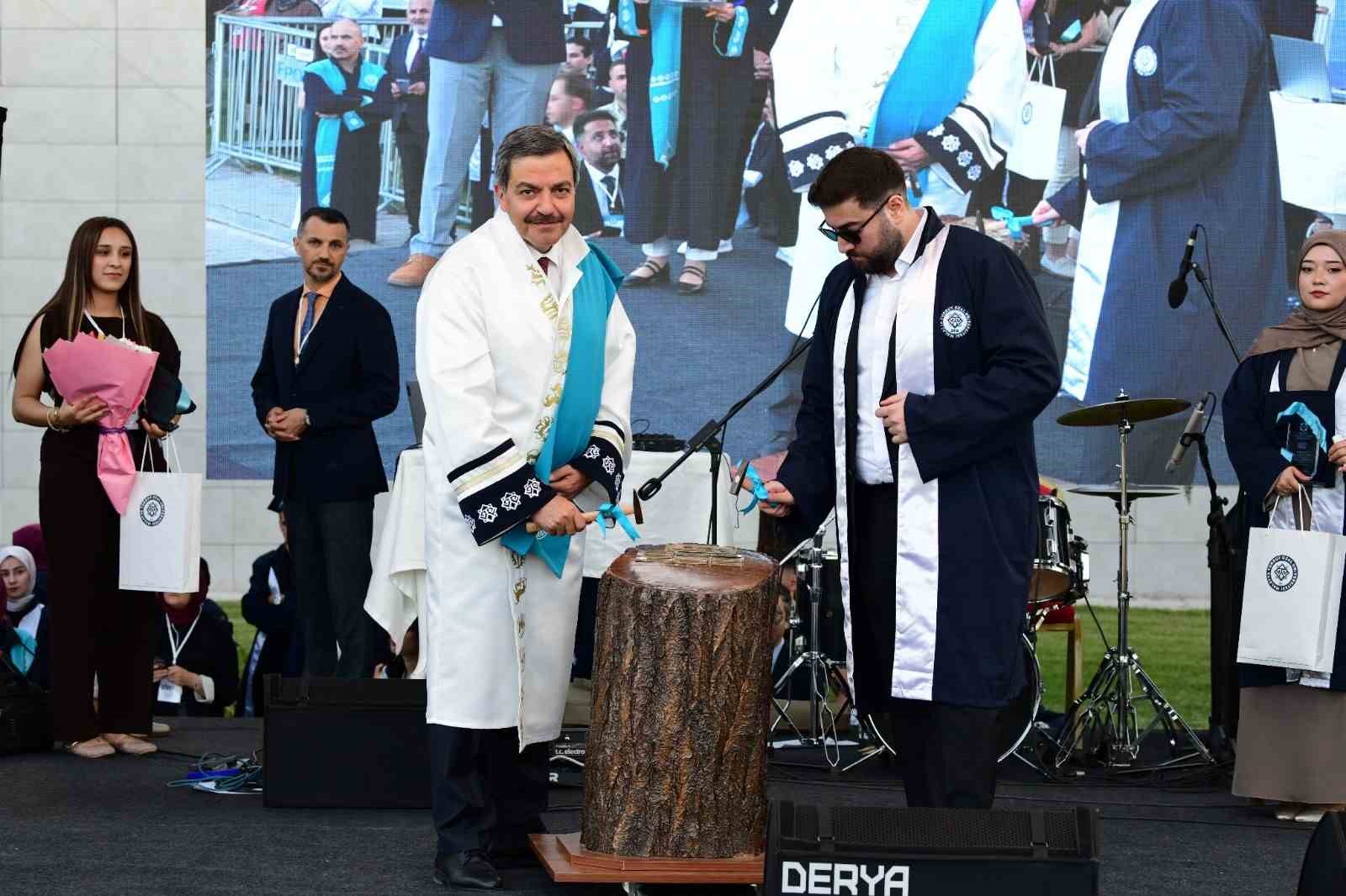 Malatya Turgut &Ouml;zal &Uuml;niversitesi&rsquo;nde mezuniyet coşkusu