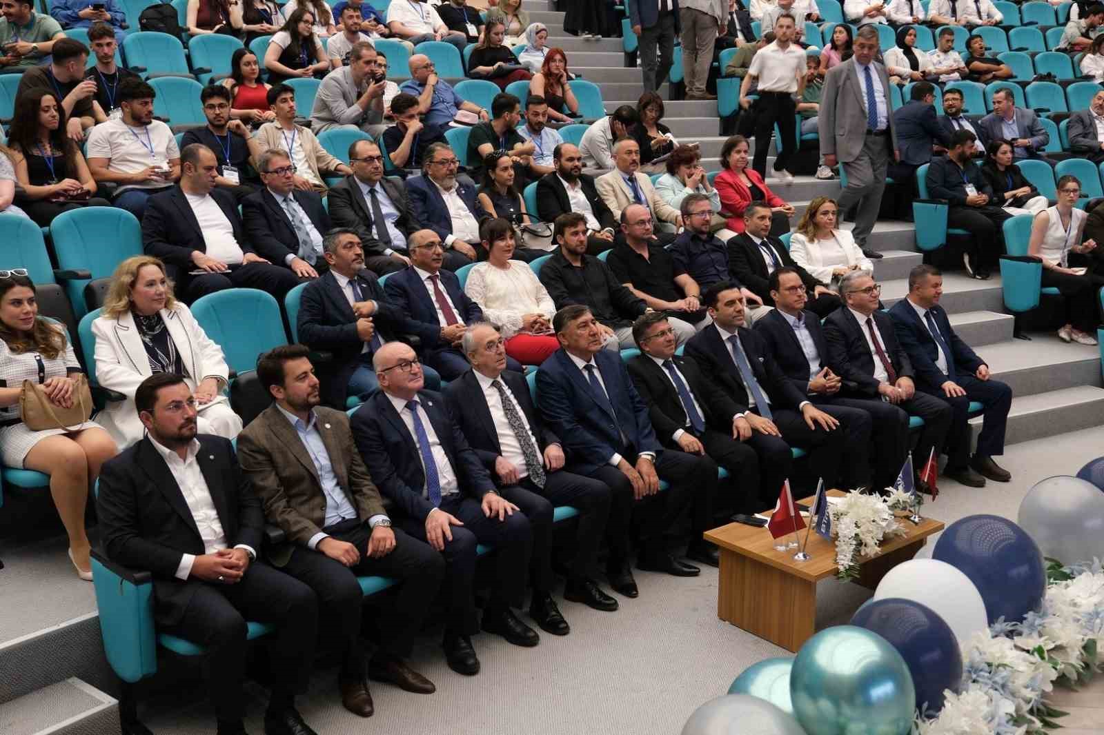 Balıkesirli iş insanları "Mesleki Eğitimde &Uuml;niversite-Sanayi İş Birliği" panelinde &ouml;ğrencilerle buluştu