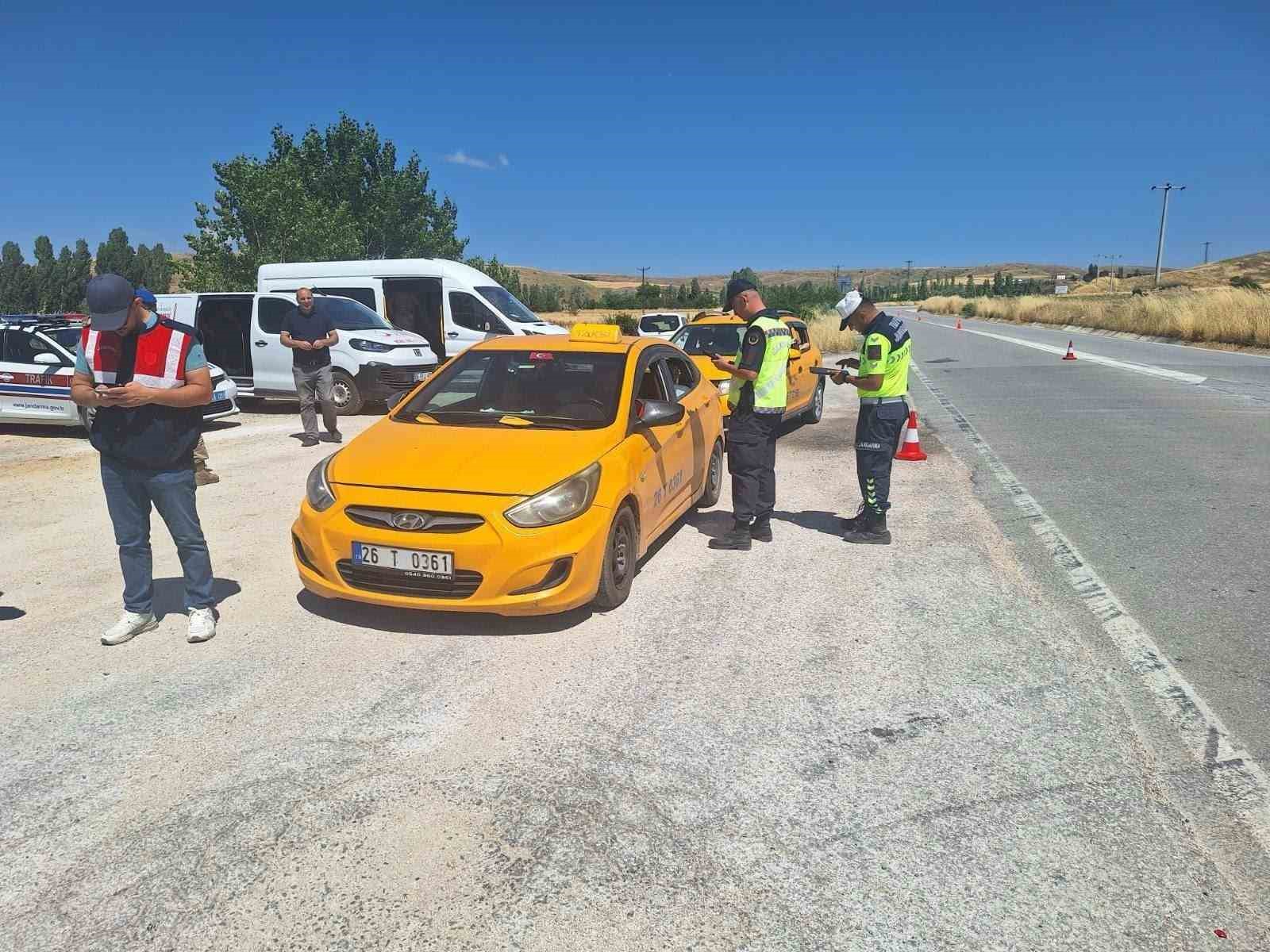 Bilecik&rsquo;te jandarmadan geniş &ccedil;aplı denetim: 38 bin 995 TL ceza uygulandı