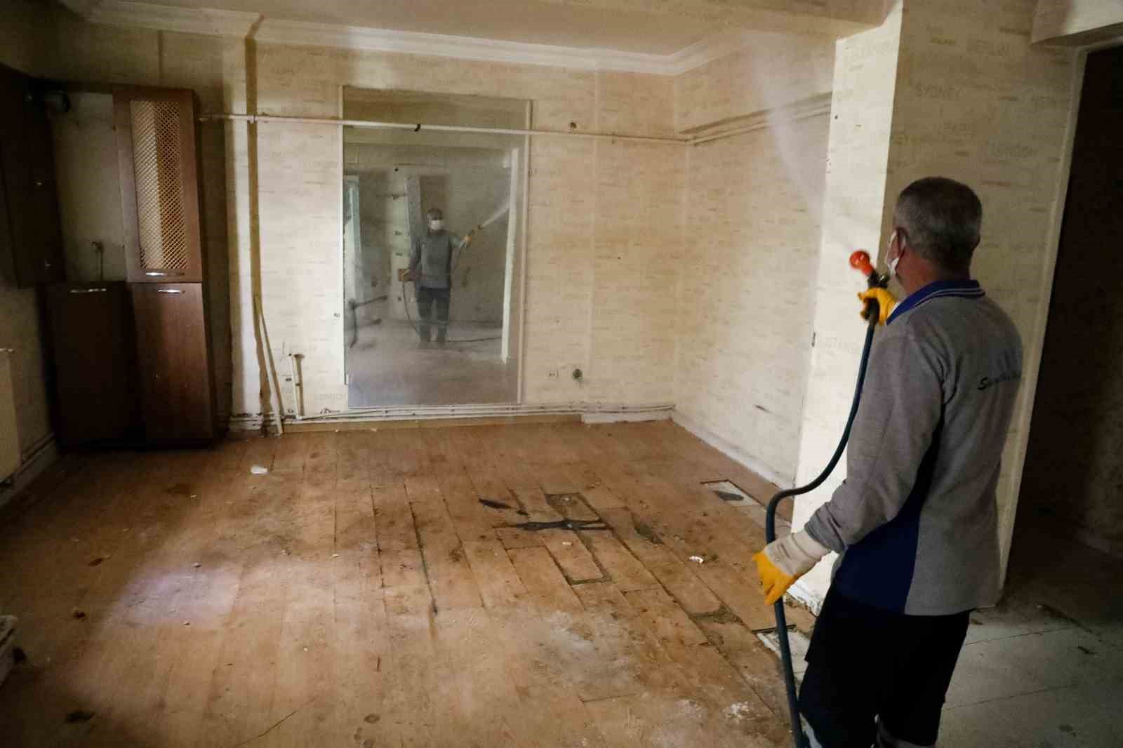 Diyarbakır&rsquo;da bir evden 3 kamyon &ccedil;&ouml;p &ccedil;ıkartıldı