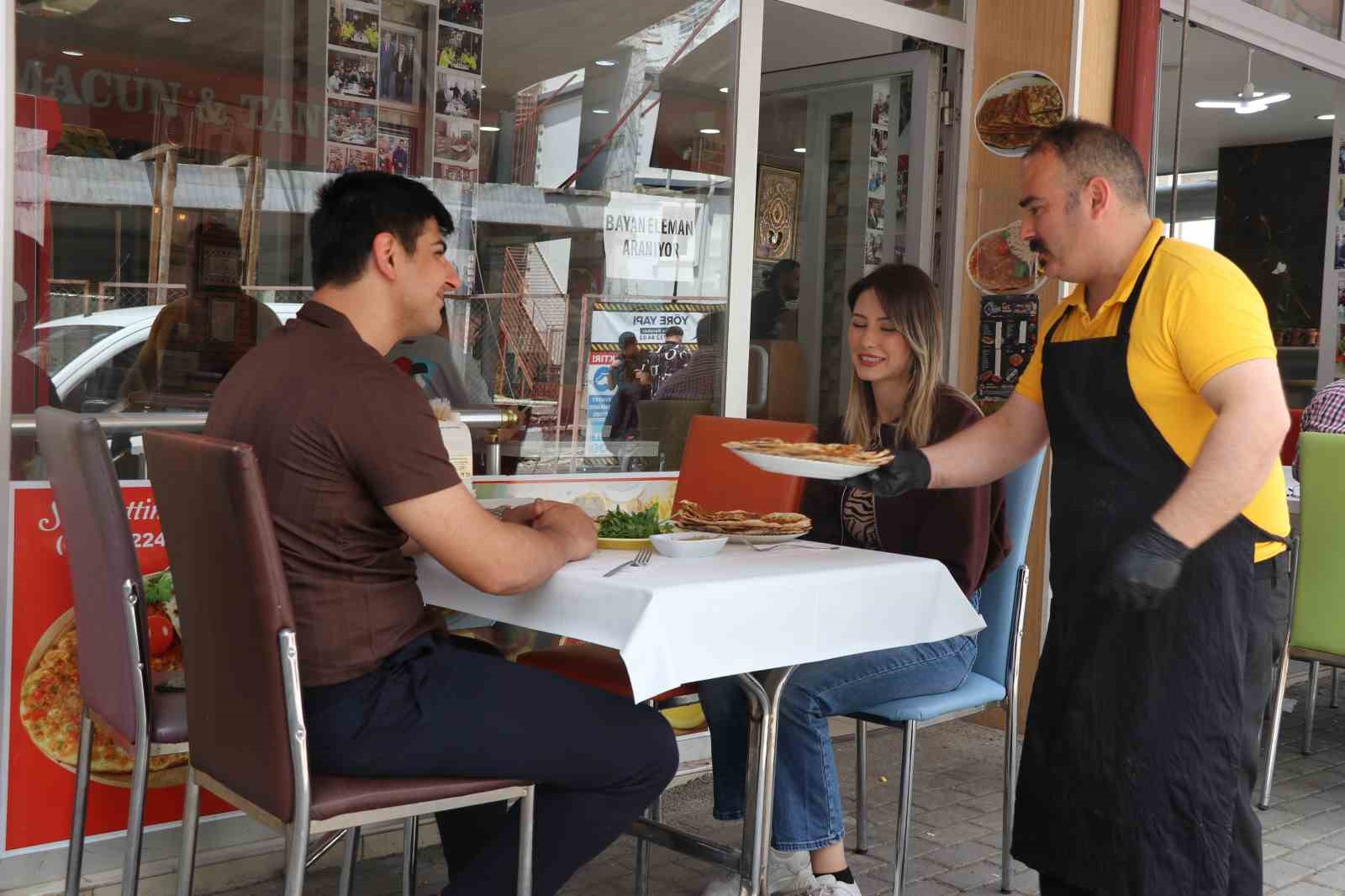 Ucuza lahmacun sattığı i&ccedil;in şikayet edilen esnaf: "Y&uuml;zde 15 karla satıyorum"