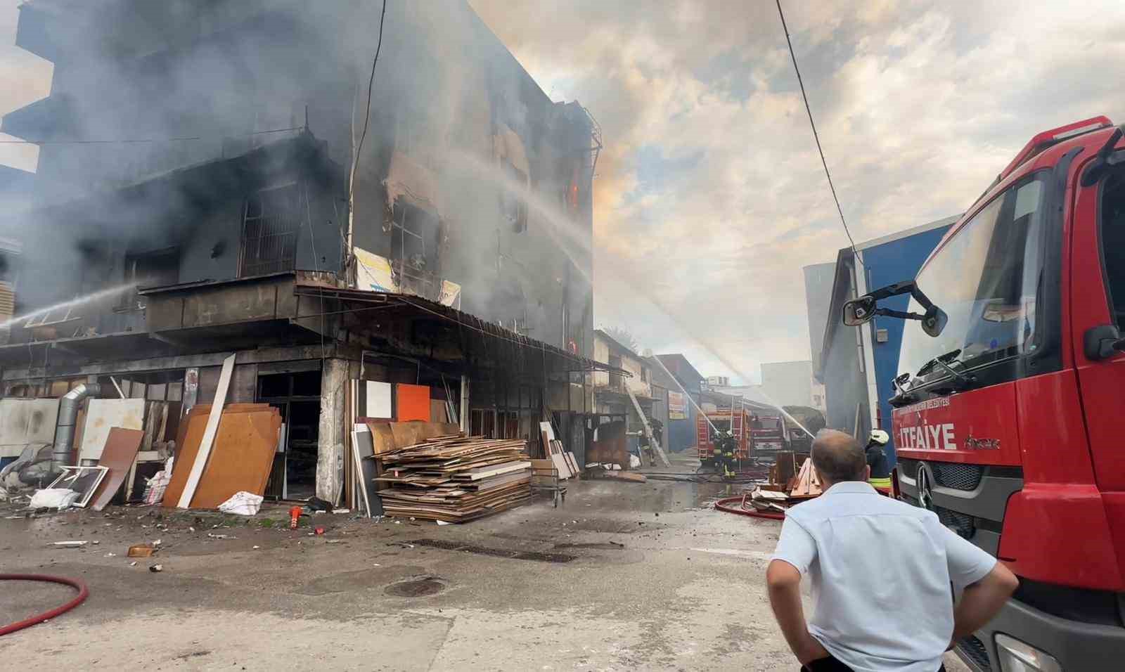 Samsun&rsquo;da 3 katlı marangoz at&ouml;lyesi alevlere teslim oldu