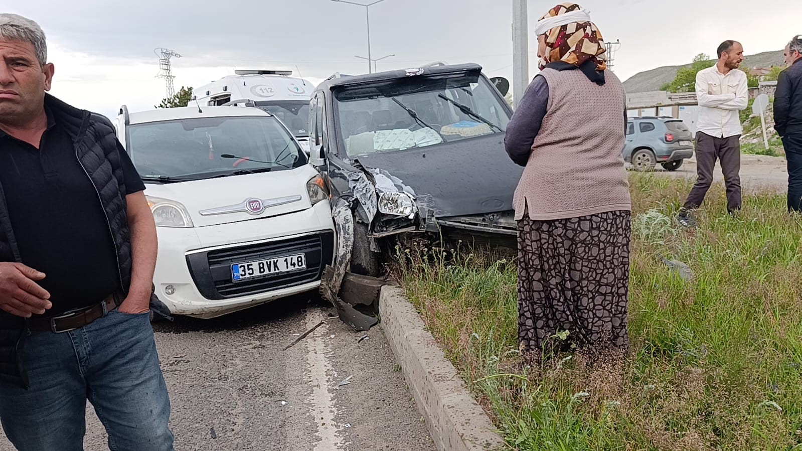 Kars&rsquo;ta 2 ara&ccedil; &ccedil;arpıştı: 3&rsquo;&uuml; &ccedil;ocuk 5 kişi yaralandı