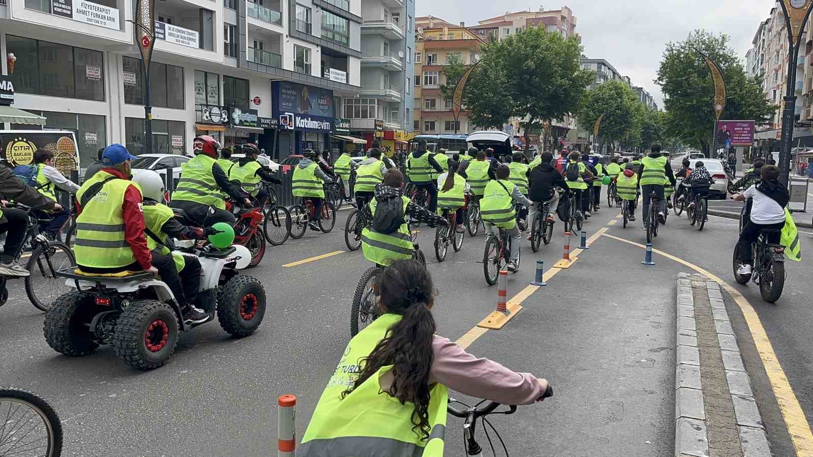 Niğde’de yüzlerce bisiklet tutkunu sağlıklı yaşam için pedal çevirdi