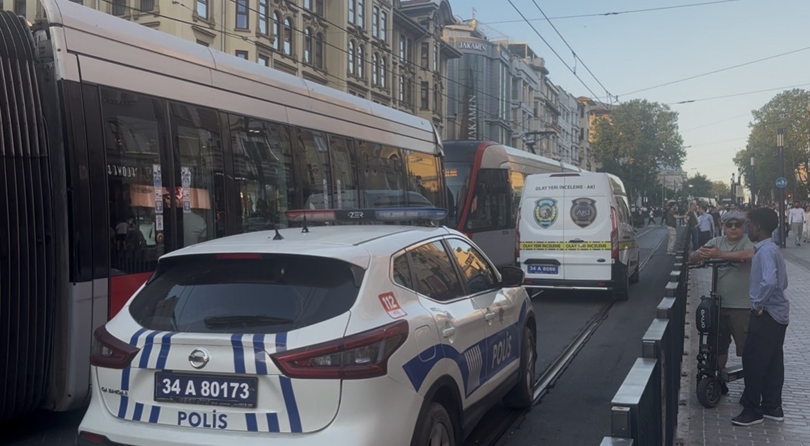 Fatih&rsquo;te tramvayın altında kalarak &ouml;len &ccedil;ocuğun cenazesi adli tıbba kaldırıldı