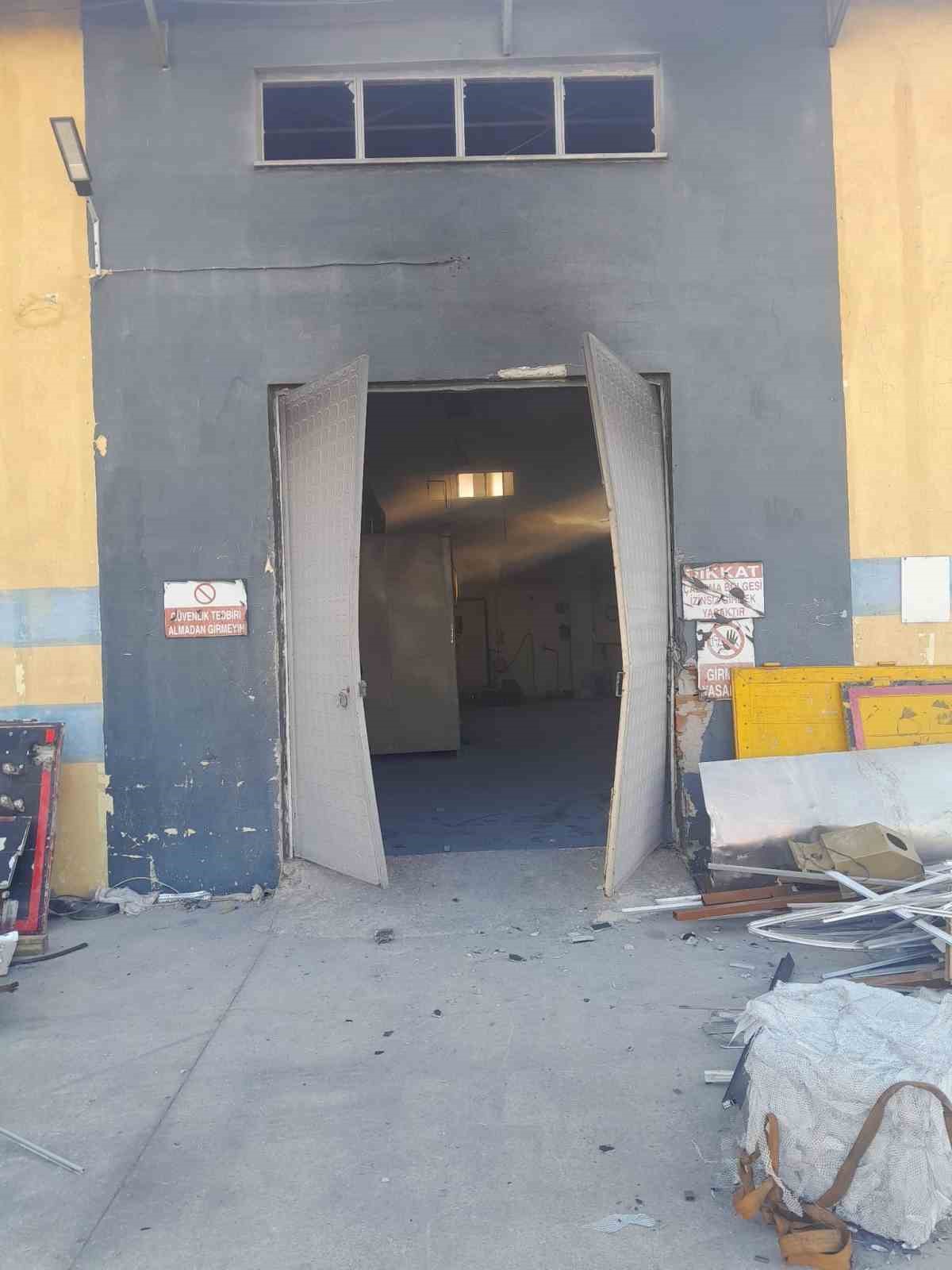 Gediz OSB&rsquo;de al&uuml;minyum işleme tesisinde patlama 1&rsquo;i ağır 3 yaralı
