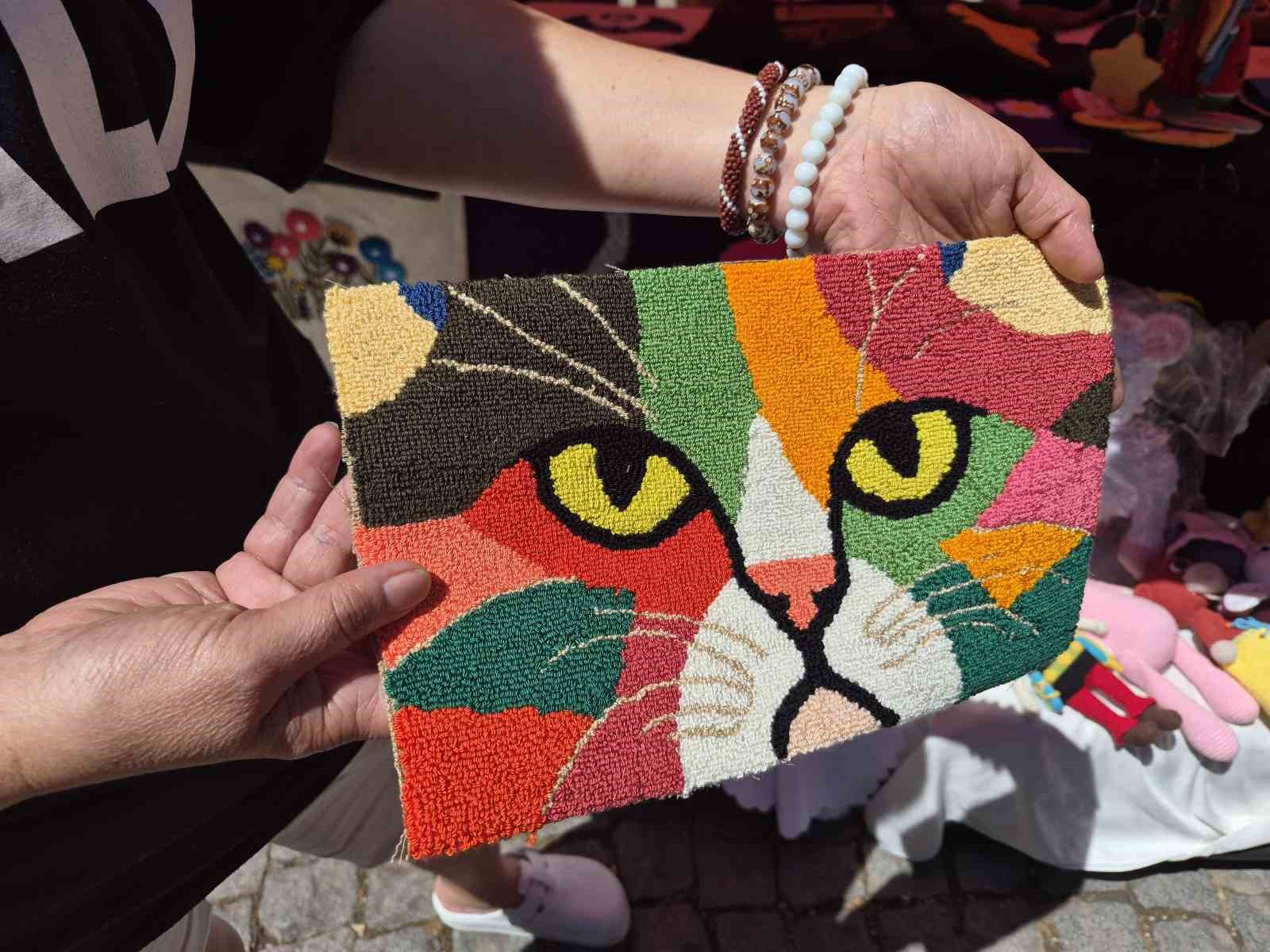 Emekli kadınların el emeği g&ouml;z nuru &uuml;r&uuml;nleri ekonomiye d&ouml;n&uuml;ş&uuml;yor