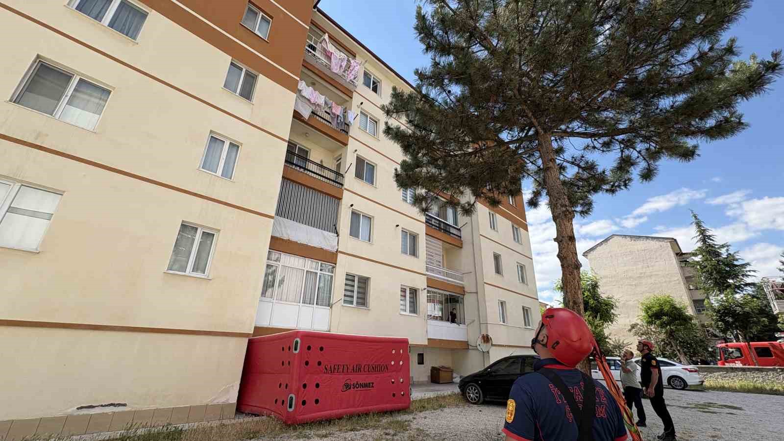 &Ccedil;orum&rsquo;da intihar girişiminde bulunan şahsın atlamasını polis &ouml;nledi