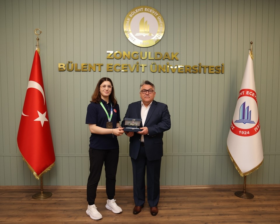 Rekt&ouml;r &Ouml;z&ouml;l&ccedil;er D&uuml;nya Şampiyonu Basancı&rsquo;yı kabul etti