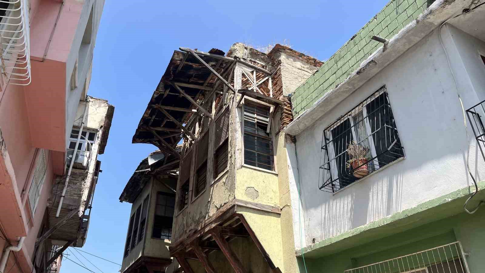 Adana&rsquo;daki metruk binalar mahalleliyi tedirgin ediyor