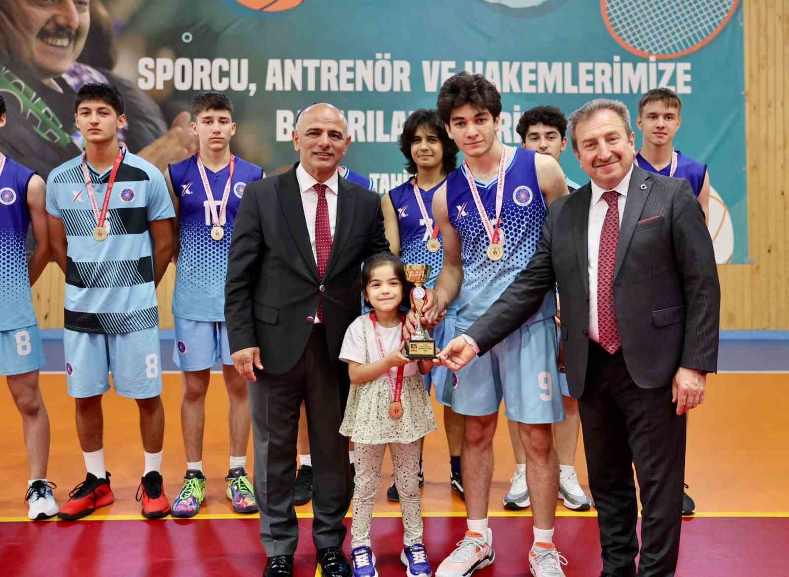 K&ouml;rfez&rsquo;de liseler arası voleybol turnuvasının şampiyonları kupalarını aldı