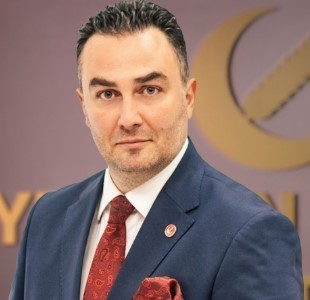 Yeniden Refah Partisi Genel Başkan Yardımcısı Gezgin&rsquo;in i&ccedil;inde bulunduğu makam aracı kaza yaptı: 3 yaralı