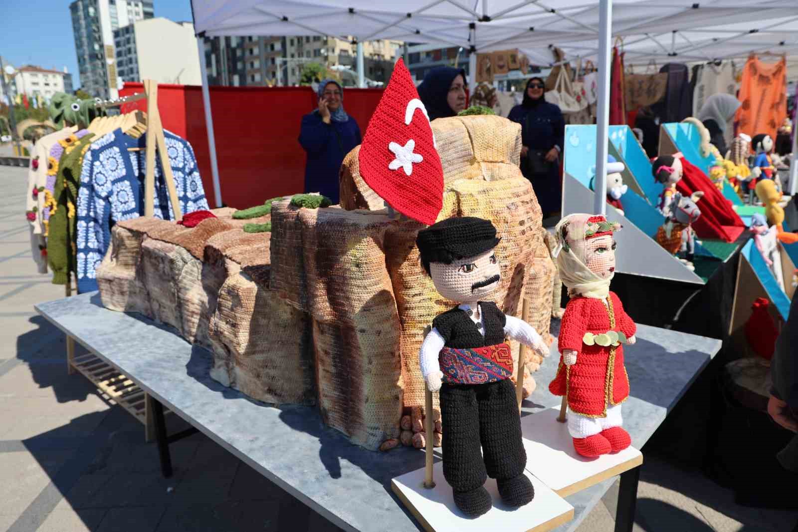 Kursiyerler 4 bin yıllık tarihi Harput Kalesi&rsquo;ni amigurumi ile &ouml;rd&uuml;
