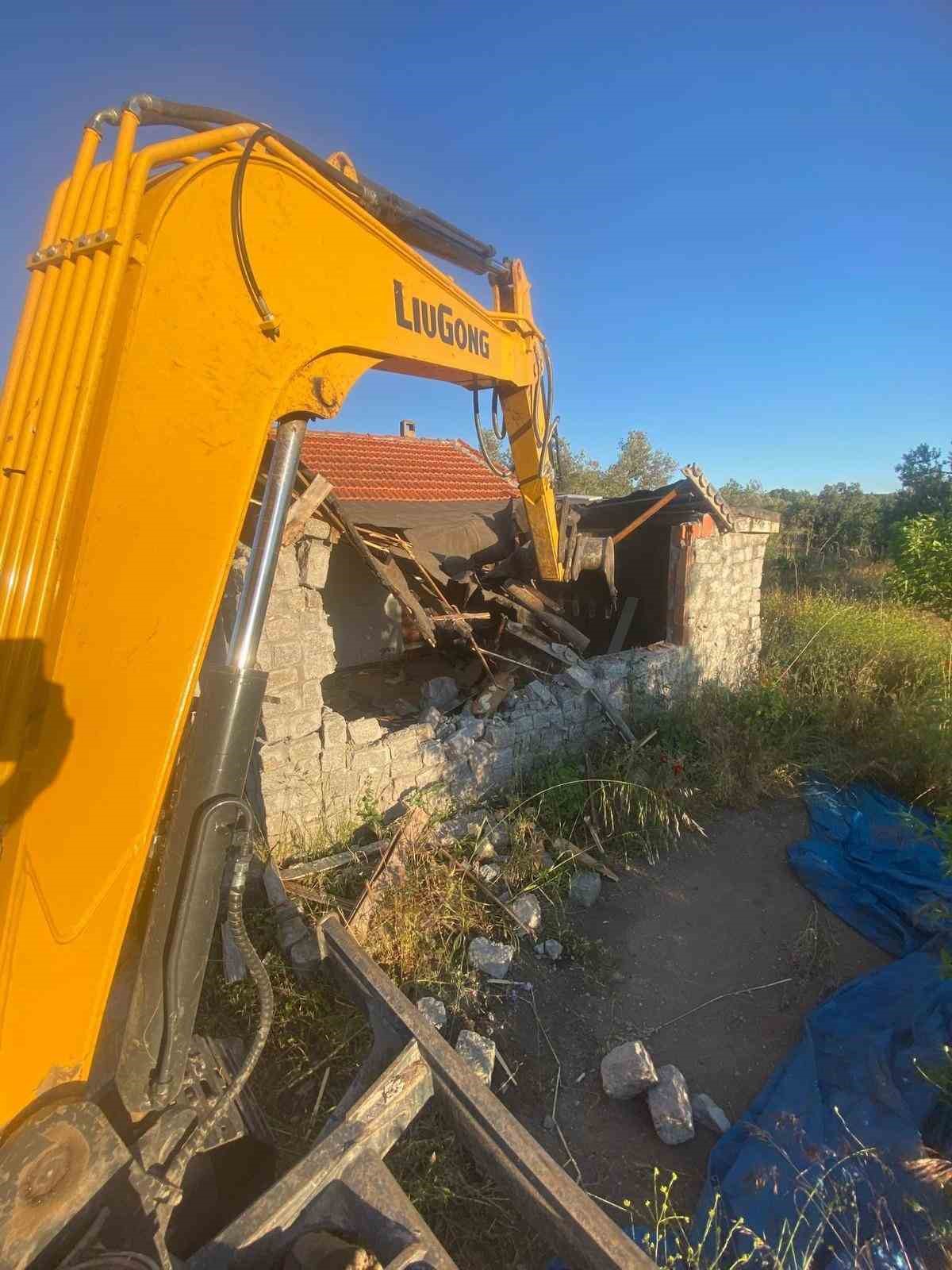 &Ccedil;anakkale&rsquo;de 11 ka&ccedil;ak yapı yıkıldı