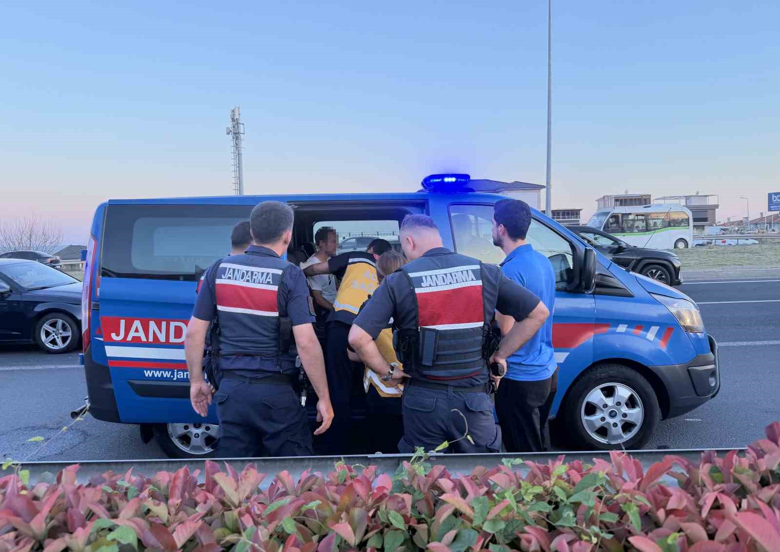Şerit ihlali yaparak ortalığı savaş alanına &ccedil;evirdi, yakalanınca baygınlık ge&ccedil;irdi