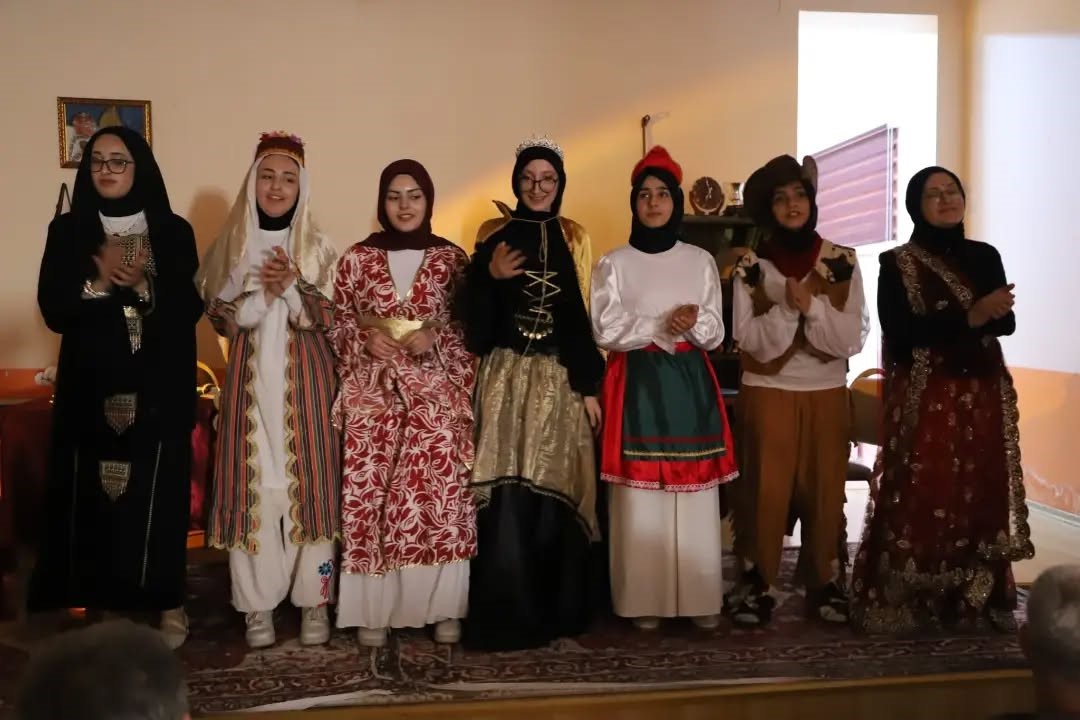 Bayburt&rsquo;ta &ouml;ğrenciler farklı k&uuml;lt&uuml;rleri sahneye taşıdı
