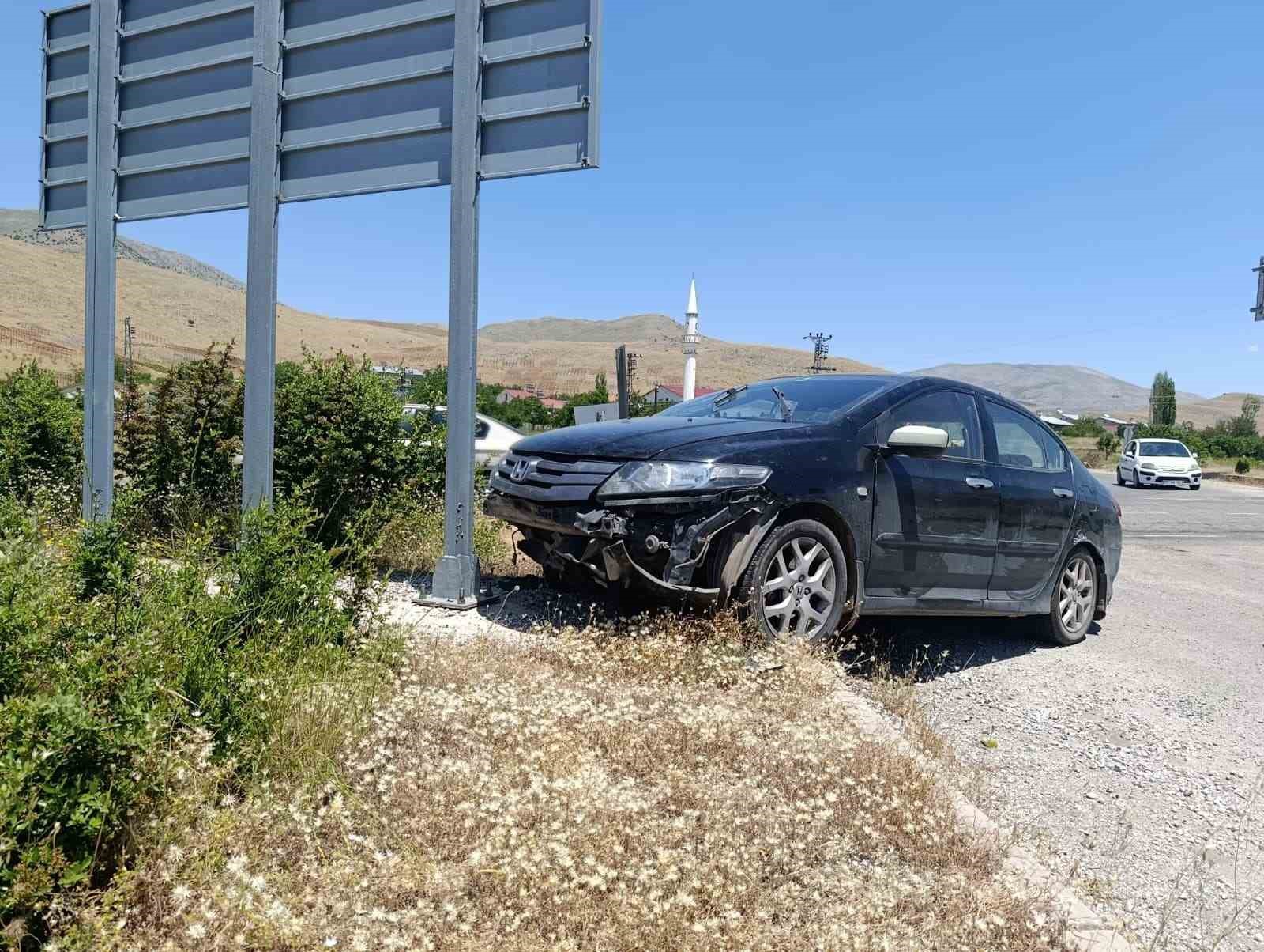 Malatya&rsquo;da iki ara&ccedil; &ccedil;arpıştı: 2 yaralı