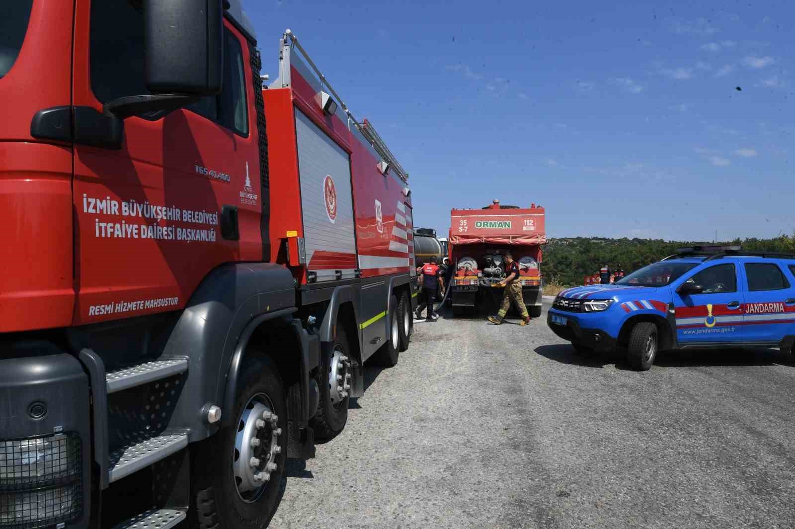 Urla Balıklova&rsquo;daki orman yangını kontrol altında