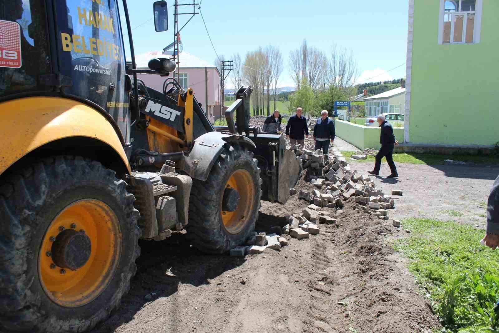 Hanak il&ccedil;esinde kilit parke &ccedil;alışmaları başladı
