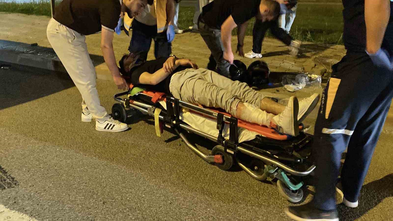 Motosiklet s&uuml;r&uuml;c&uuml;s&uuml;, emniyet şeridinde bekleyen motosikletlere &ccedil;arptı: 3 yaralı