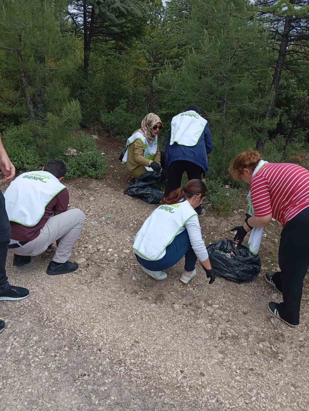 Bilecik&rsquo;te gen&ccedil;ler ormanda &ccedil;&ouml;p toplayarak doğaya nefes oldu