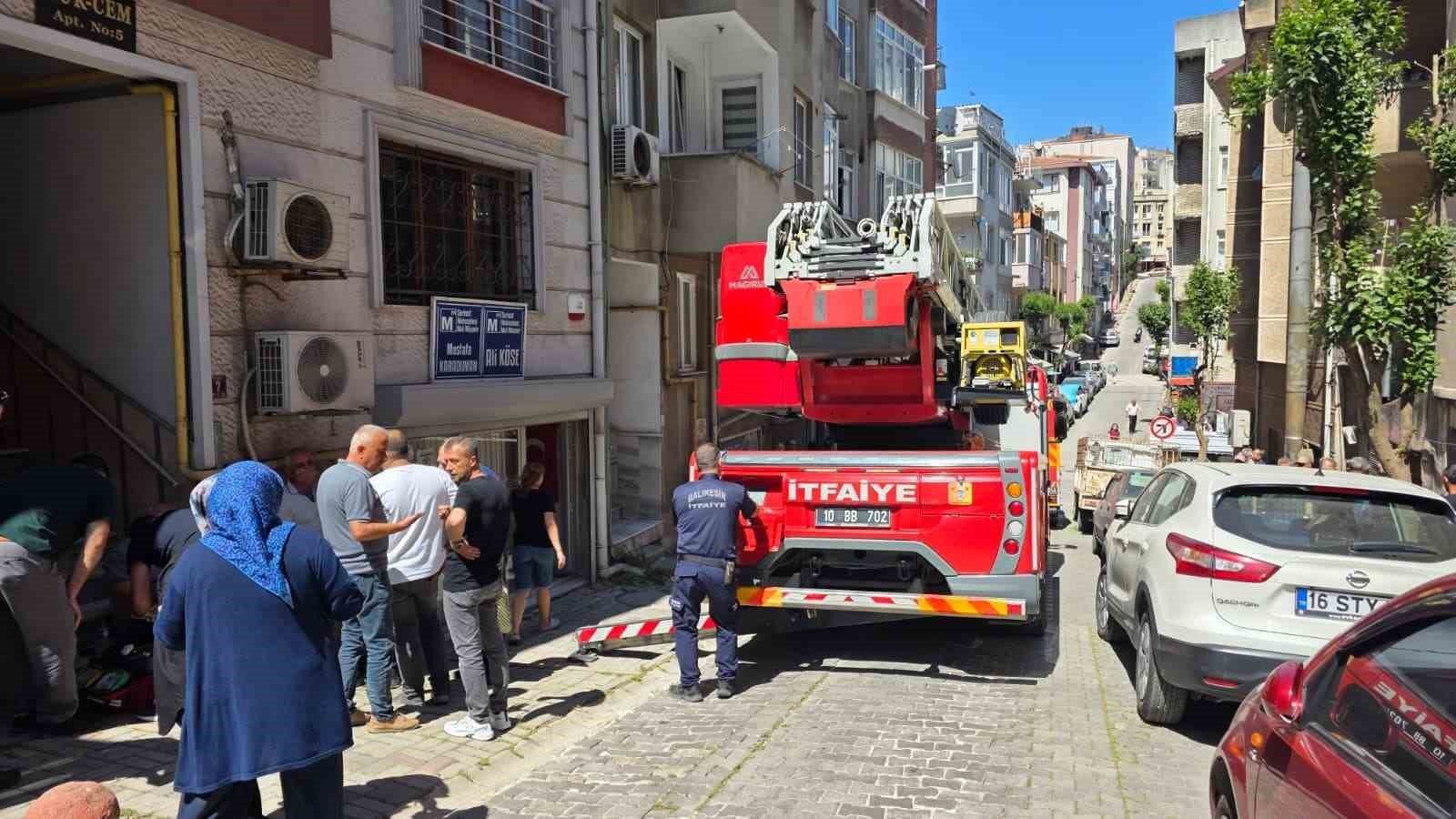 Bandırma&rsquo;da davlumbazdan &ccedil;ıkan yangın mahalleyi ayağa kaldırdı