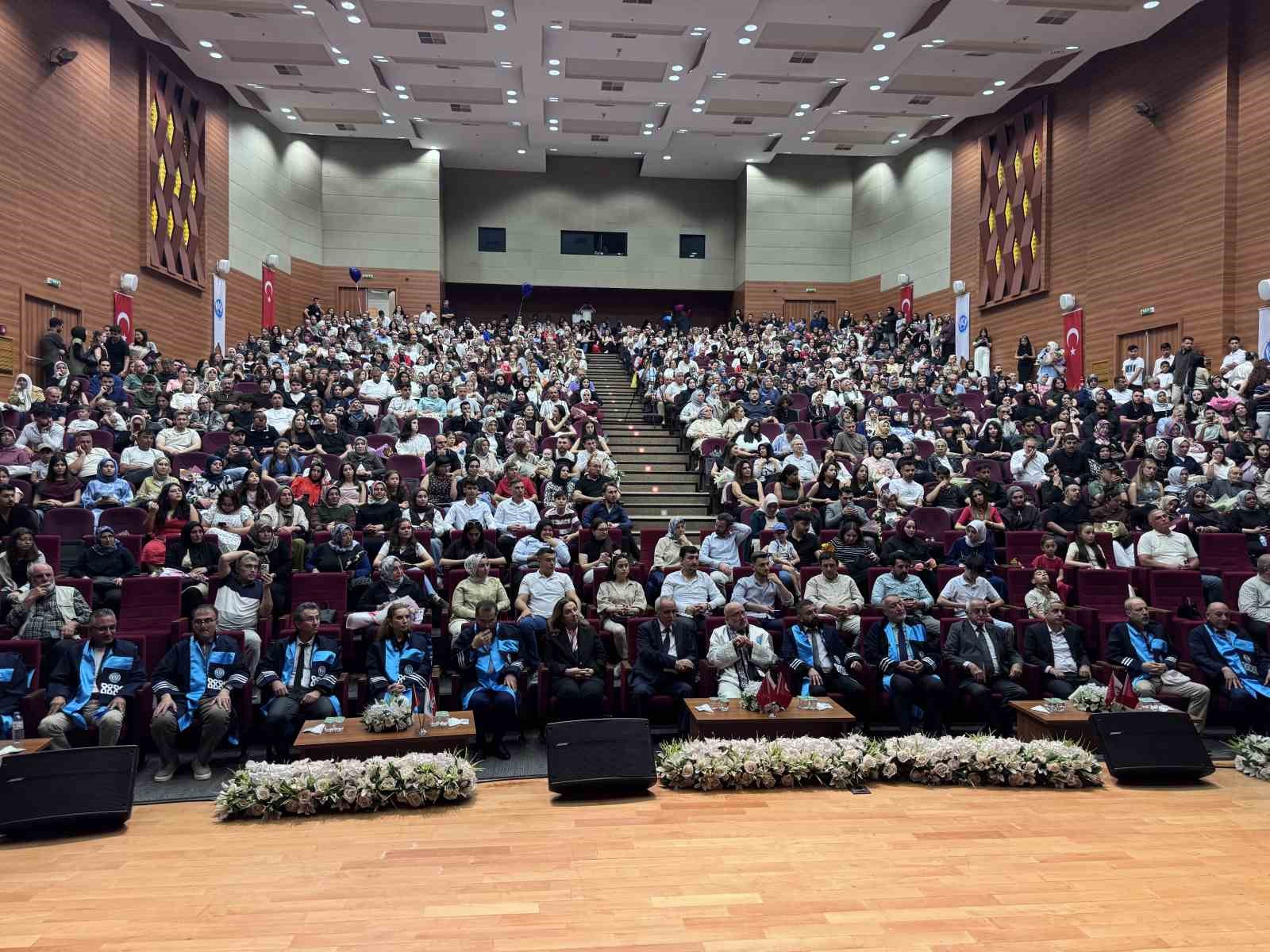 Bu &uuml;niversite kep atmıyor şed kuşanıyor