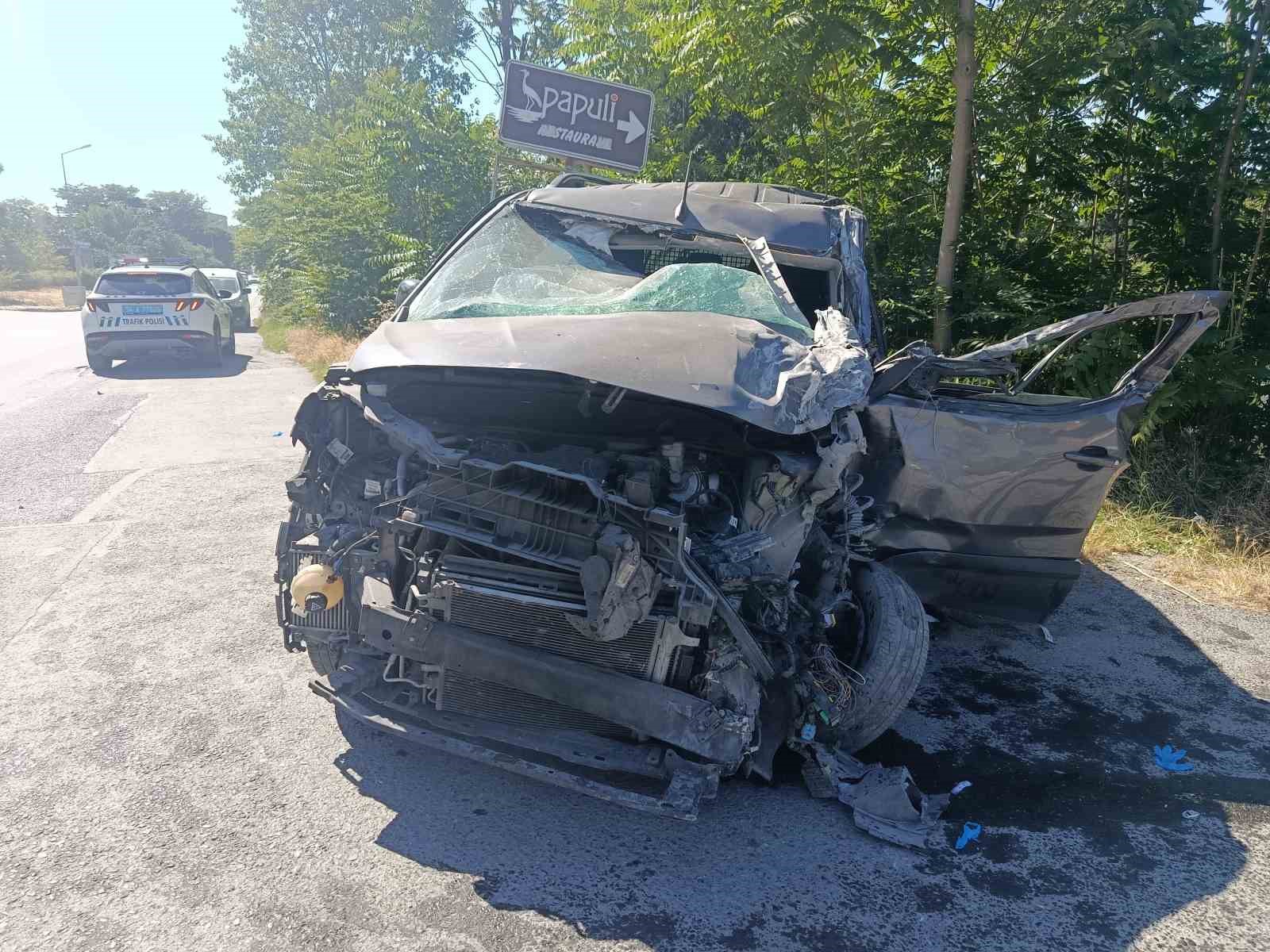 K&uuml;&ccedil;&uuml;k&ccedil;ekmece&rsquo;de hafif ticari ara&ccedil; ile tır &ccedil;arpıştı: 1 ağır yaralı