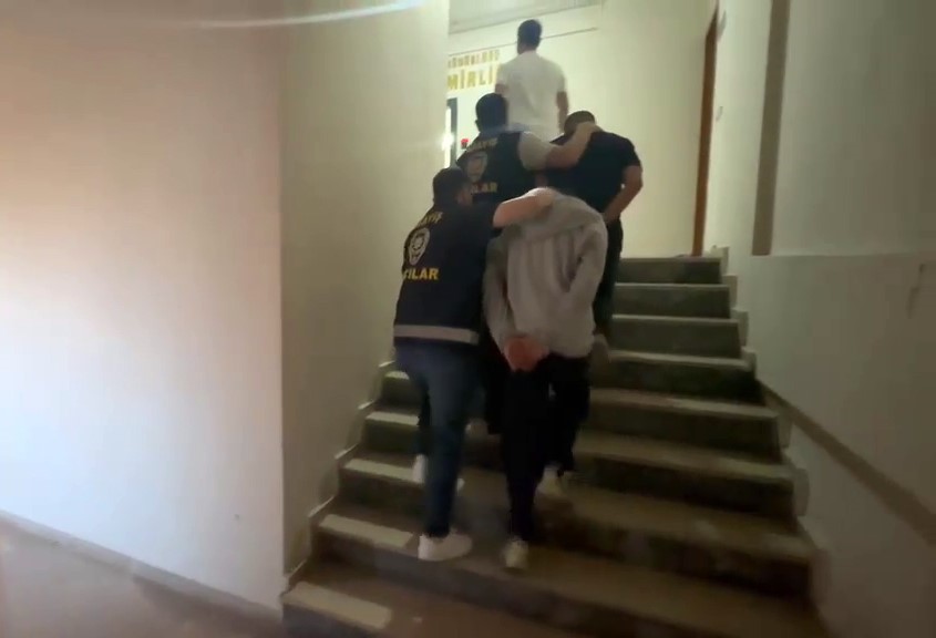 Avcılar&rsquo;da &ccedil;ocuklar arasında &ccedil;ıkan kavgada bir kişi bı&ccedil;aklandı: O anlar kamerada