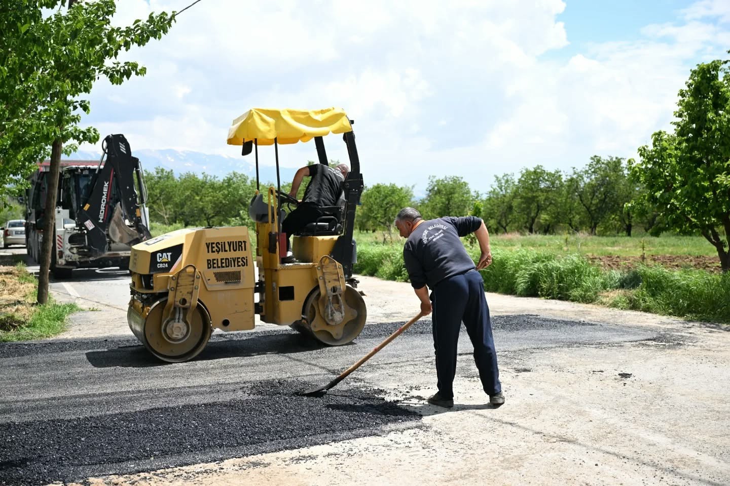 Yeşilyurt Belediyesi, Tops&ouml;ğ&uuml;t Mahallesi&rsquo;nin yollarını yeniliyor
