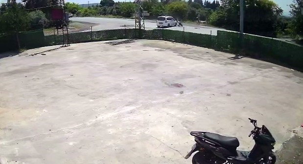 Hafif ticari araca ok gibi saplanan motosikletteki 2 kişi metrelerce havaya u&ccedil;tu