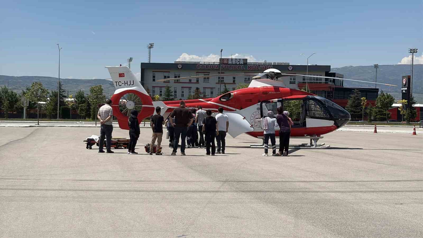 &Ccedil;orum&rsquo;da balkondan d&uuml;şen &ccedil;ocuk ağır yaralandı, ambulans helikopterle Ankara&rsquo;ya sevk edildi