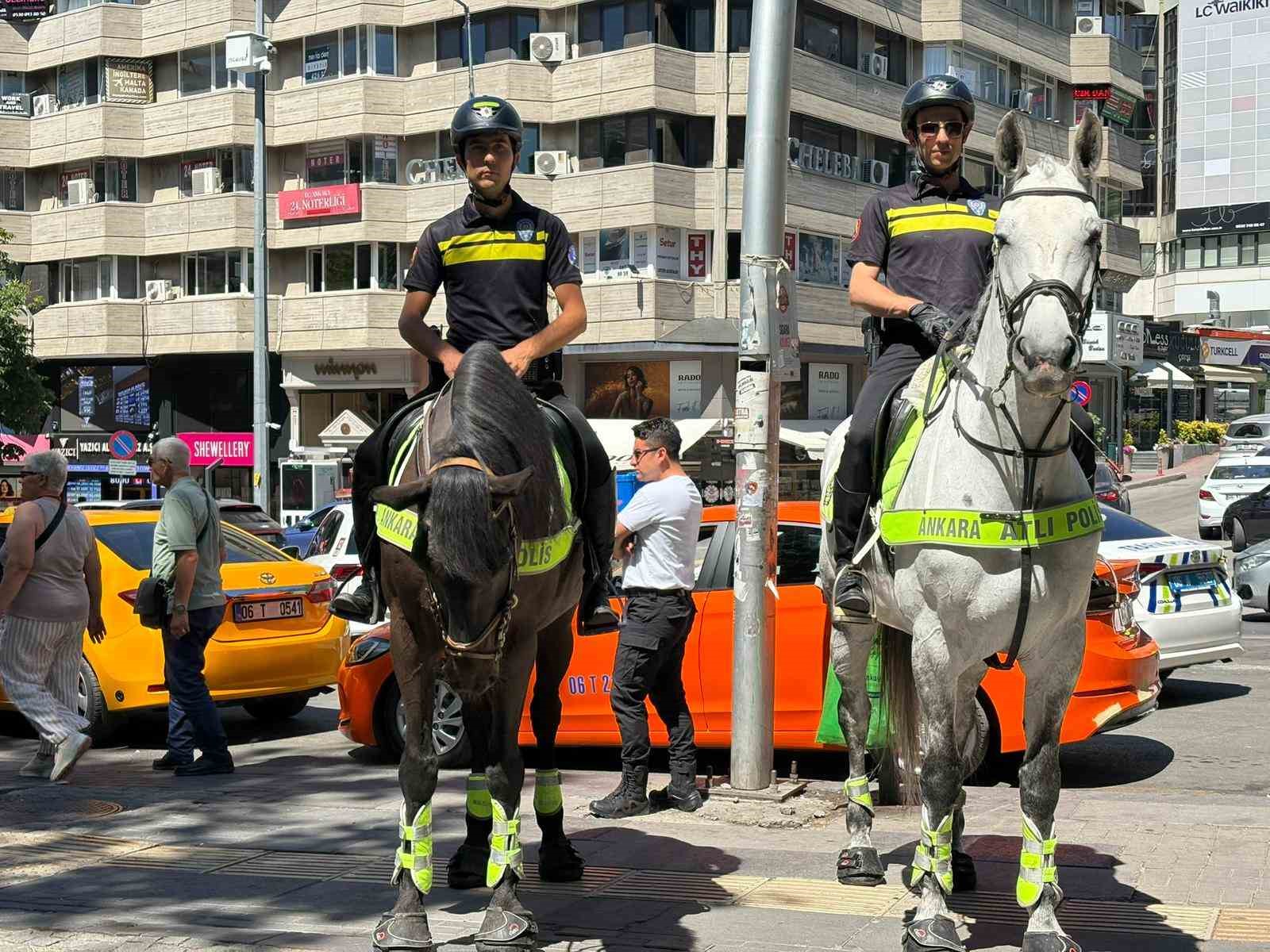 NATO Zirvesi &ouml;ncesi başkentte atlı polislerin mesaisi s&uuml;r&uuml;yor