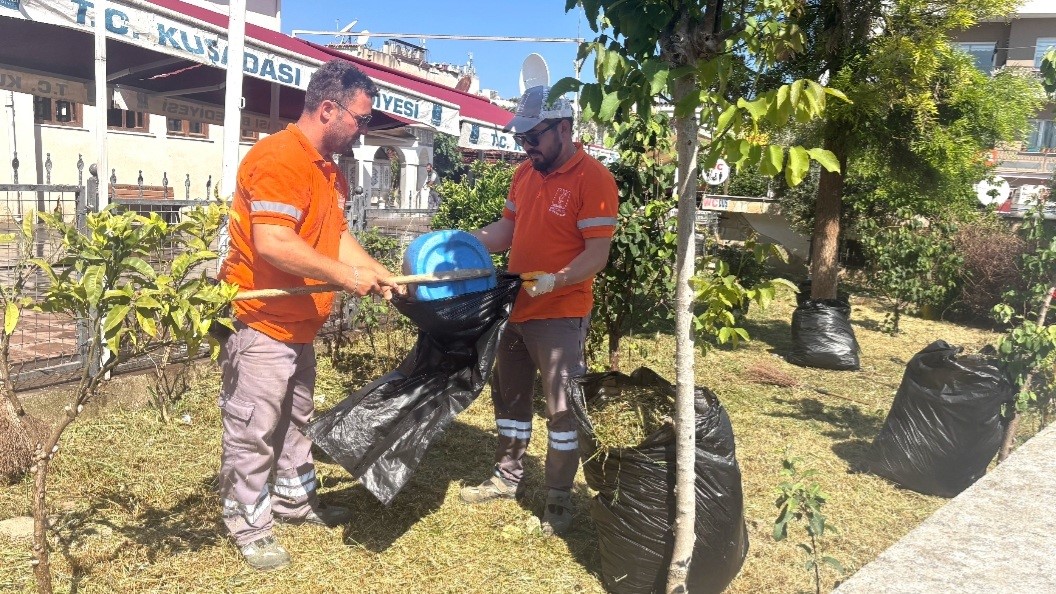 Kuşadası&rsquo;nda bayram &ouml;ncesi yeşil alanlarda bakım &ccedil;alışmaları s&uuml;r&uuml;yor