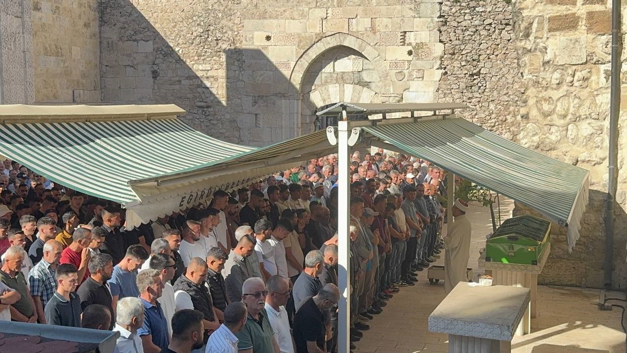 Isparta&rsquo;da ara&ccedil;ta &ouml;l&uuml; bulunan gen&ccedil; son yolculuğuna uğurlandı