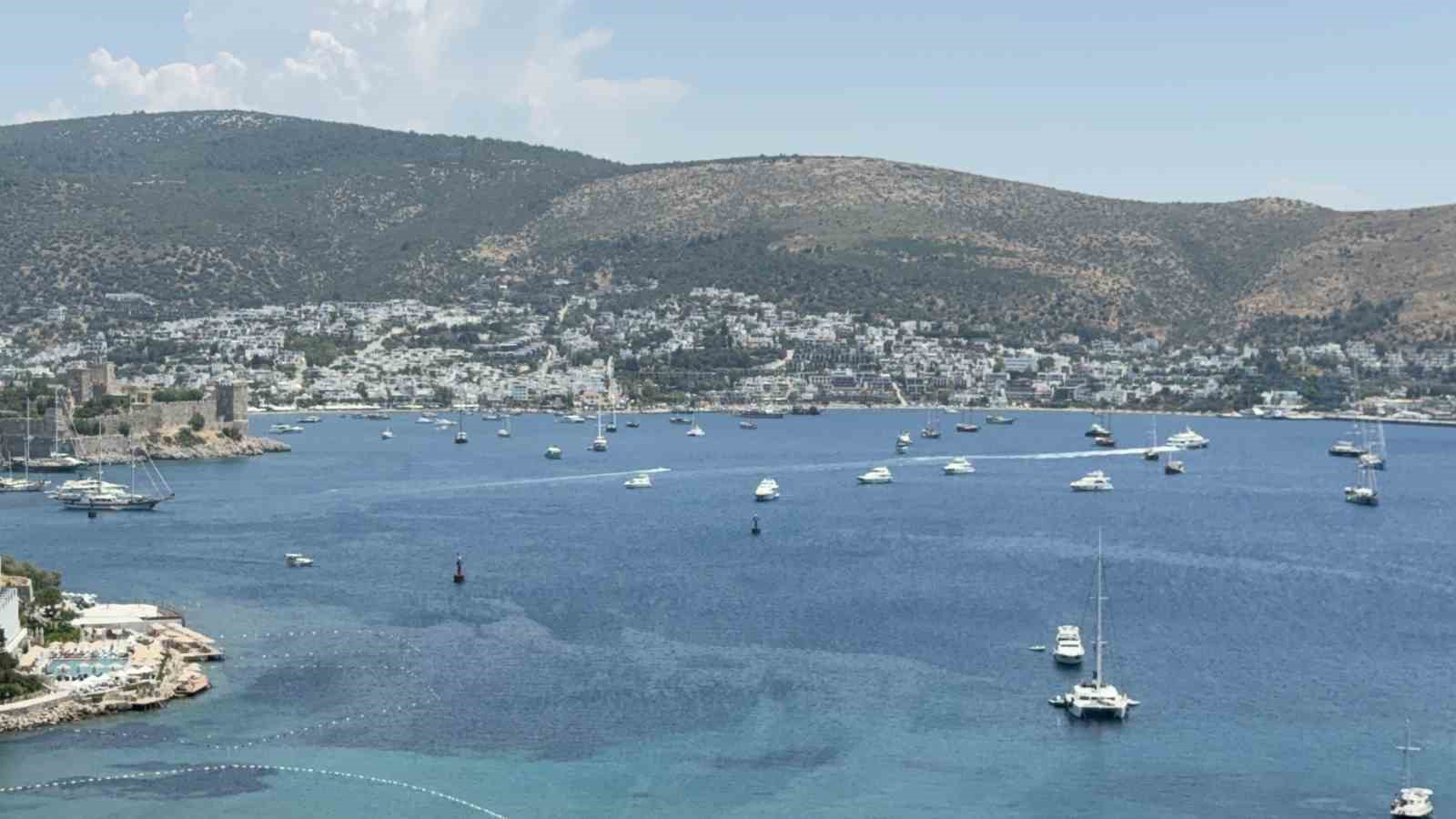 Bodrum koylarında yat kuşatması: Sezon a&ccedil;ıldı, denizde yoğunluk başladı