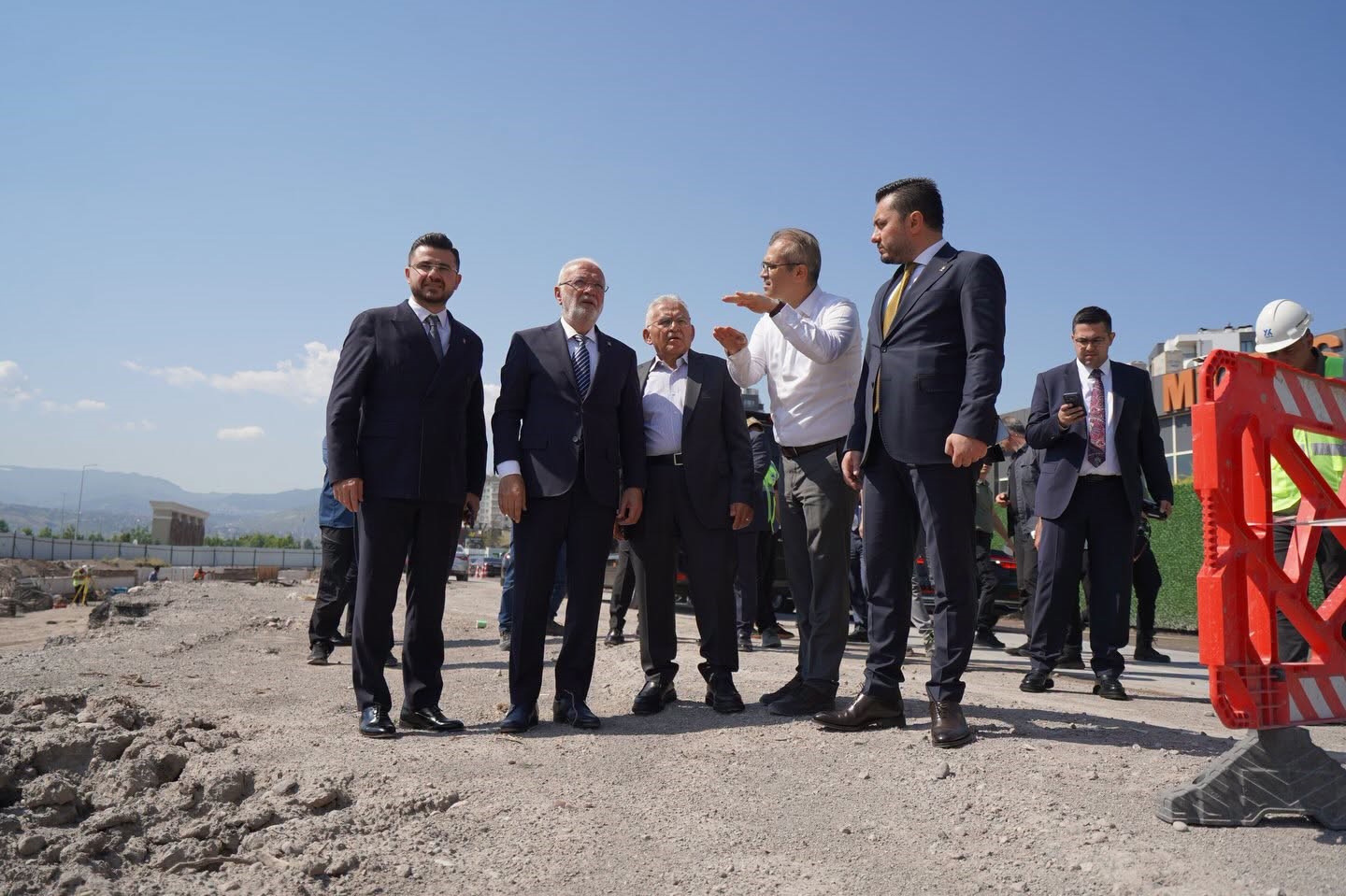 B&uuml;y&uuml;kkılı&ccedil; ve Elitaş, Kartal Katlı Kavşağı&rsquo;ndaki &ccedil;alışmaları yerinde inceledi