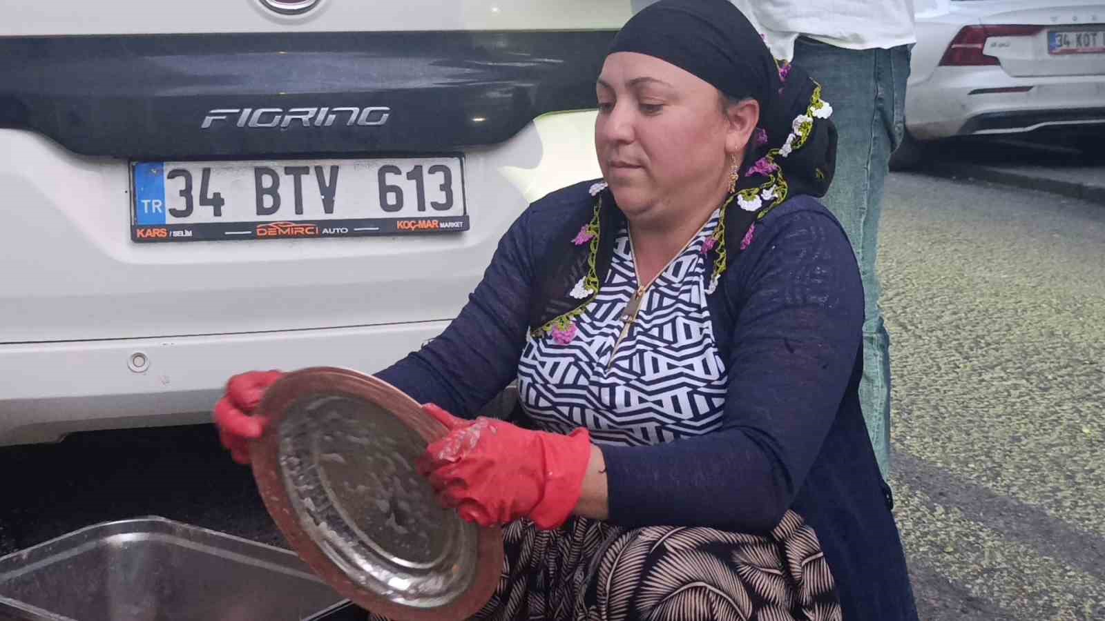 Kars sokaklarında alın teriyle ge&ccedil;im: Karı-koca kalaycılık yaparak ekmeklerini kazanıyor