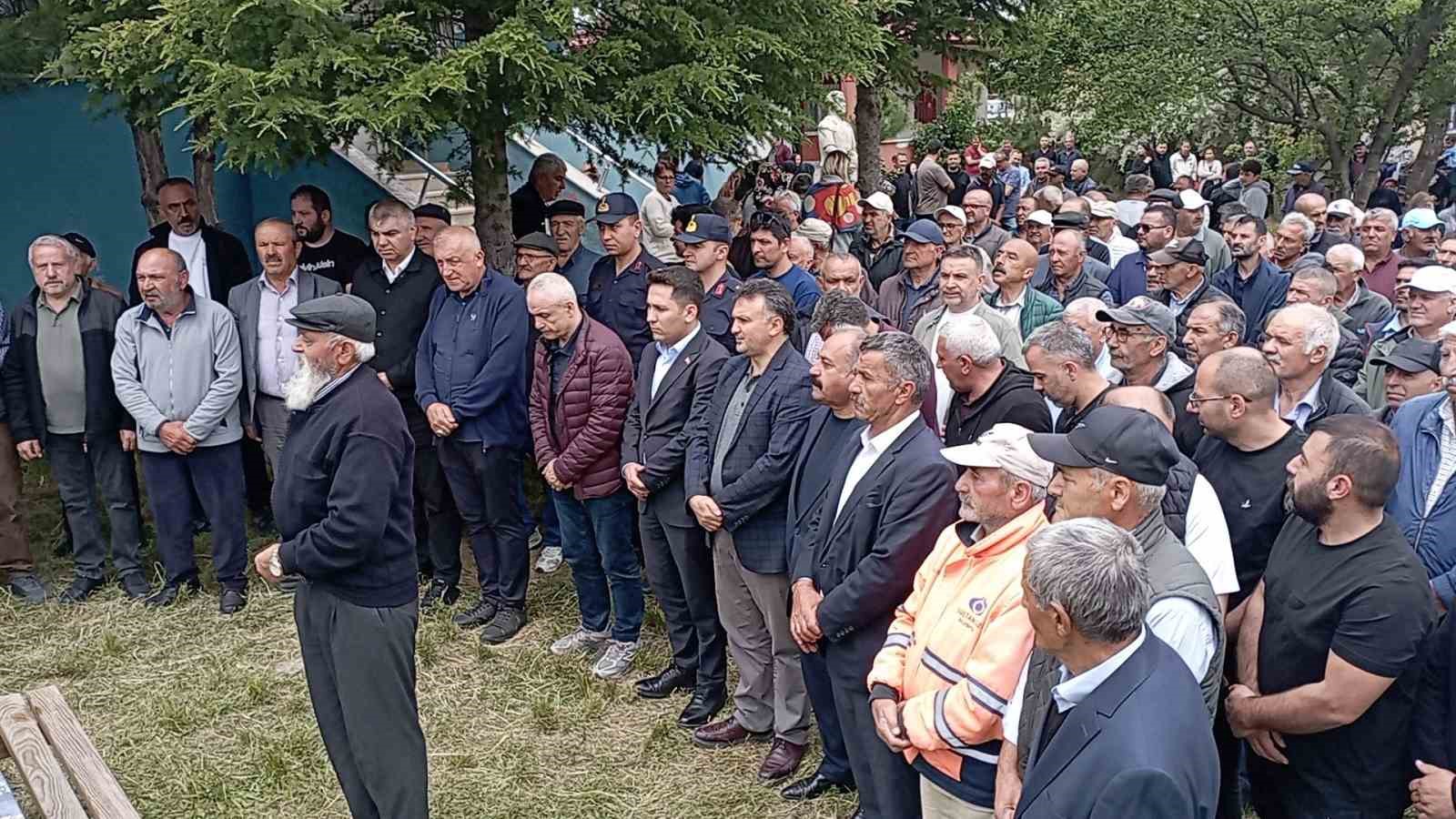 Rıza &Ccedil;alımbay&rsquo;ın annesi son yolculuğuna uğurlandı