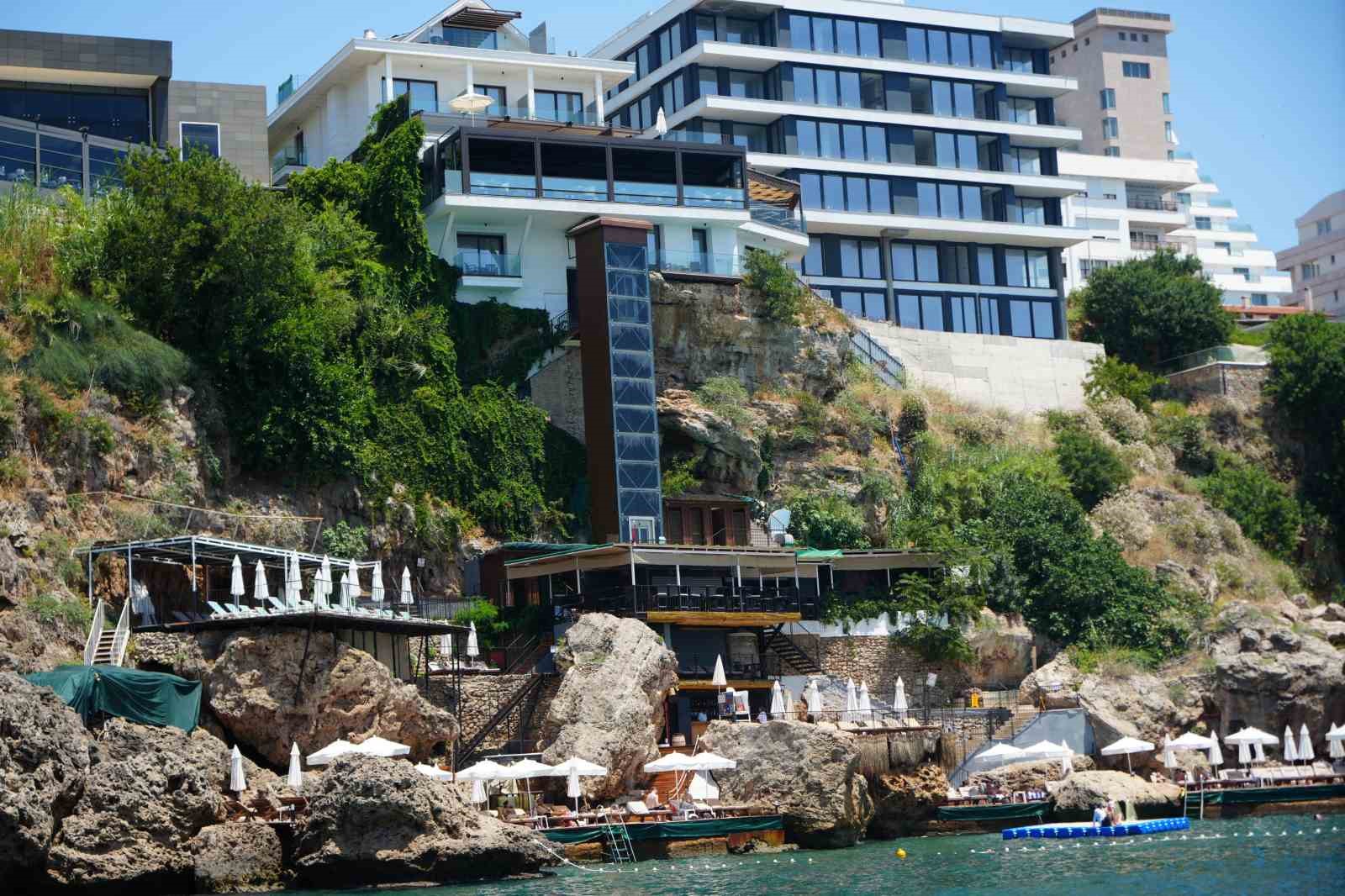 Antalya falezleri i&ccedil;in kritik uyarı: "Bu gidişle 50 metrede bir asans&ouml;r, 50 metrede bir beach platformu g&ouml;rebiliriz"