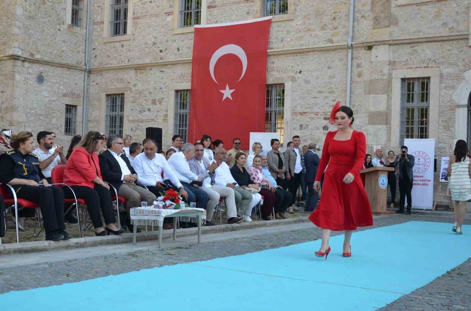 "Sinop Kırmızısı" defilesine b&uuml;y&uuml;k ilgi