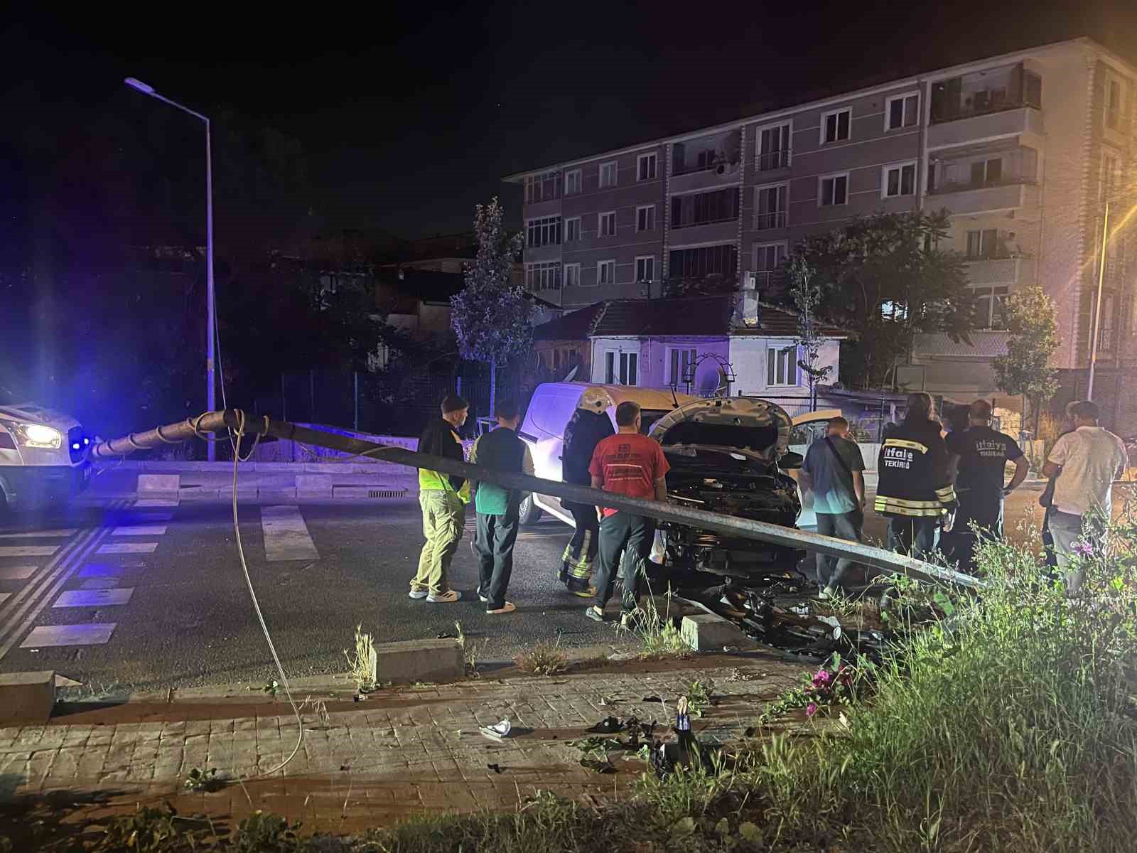 &Ccedil;orlu&rsquo;da aydınlatma direğine &ccedil;arpan ara&ccedil; hurdaya d&ouml;nd&uuml;