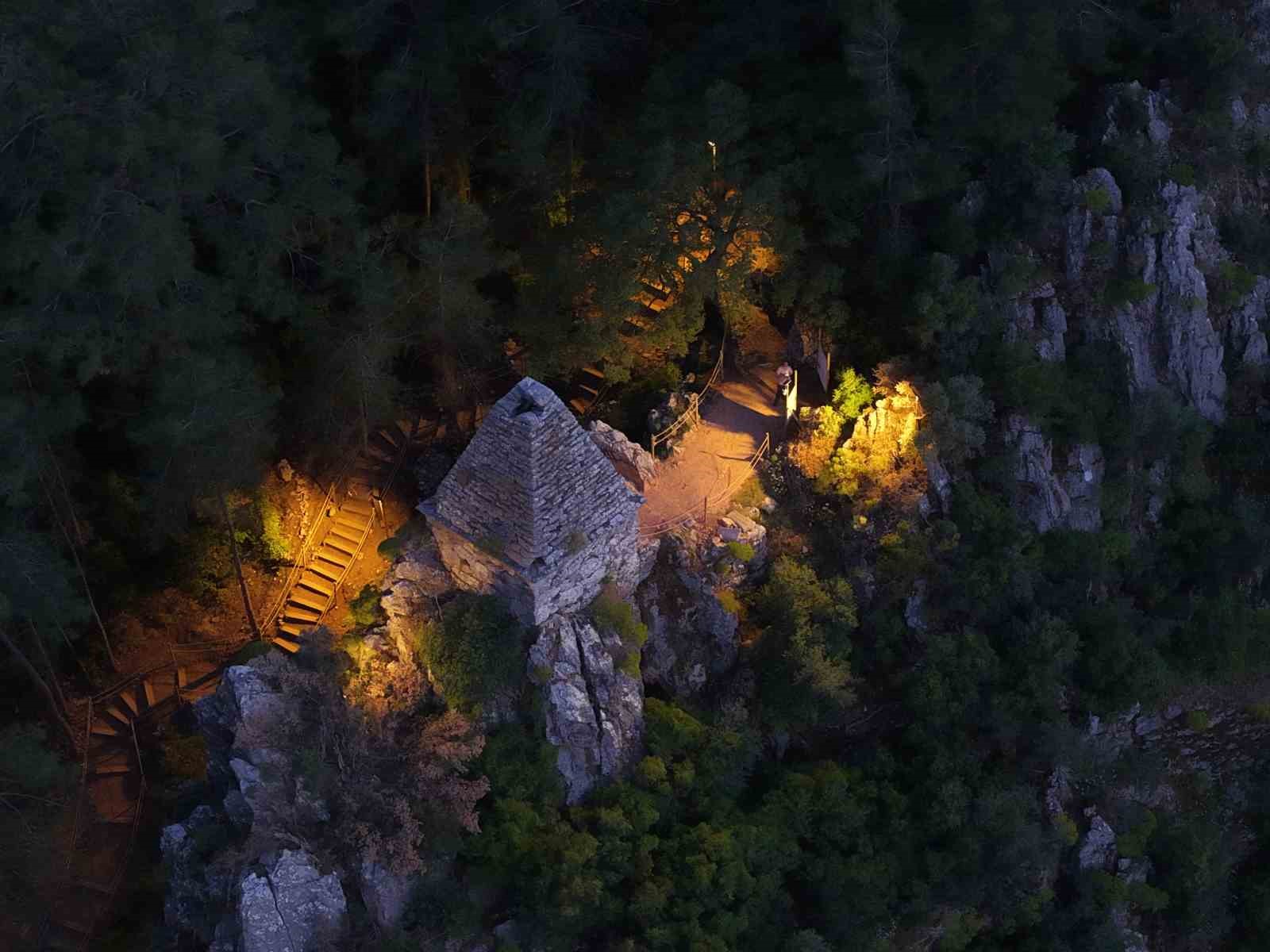 Diagoras&rsquo;ın Piramit Mezarı gece aydınlatmasıyla yeni g&ouml;r&uuml;n&uuml;m&uuml;ne kavuştu